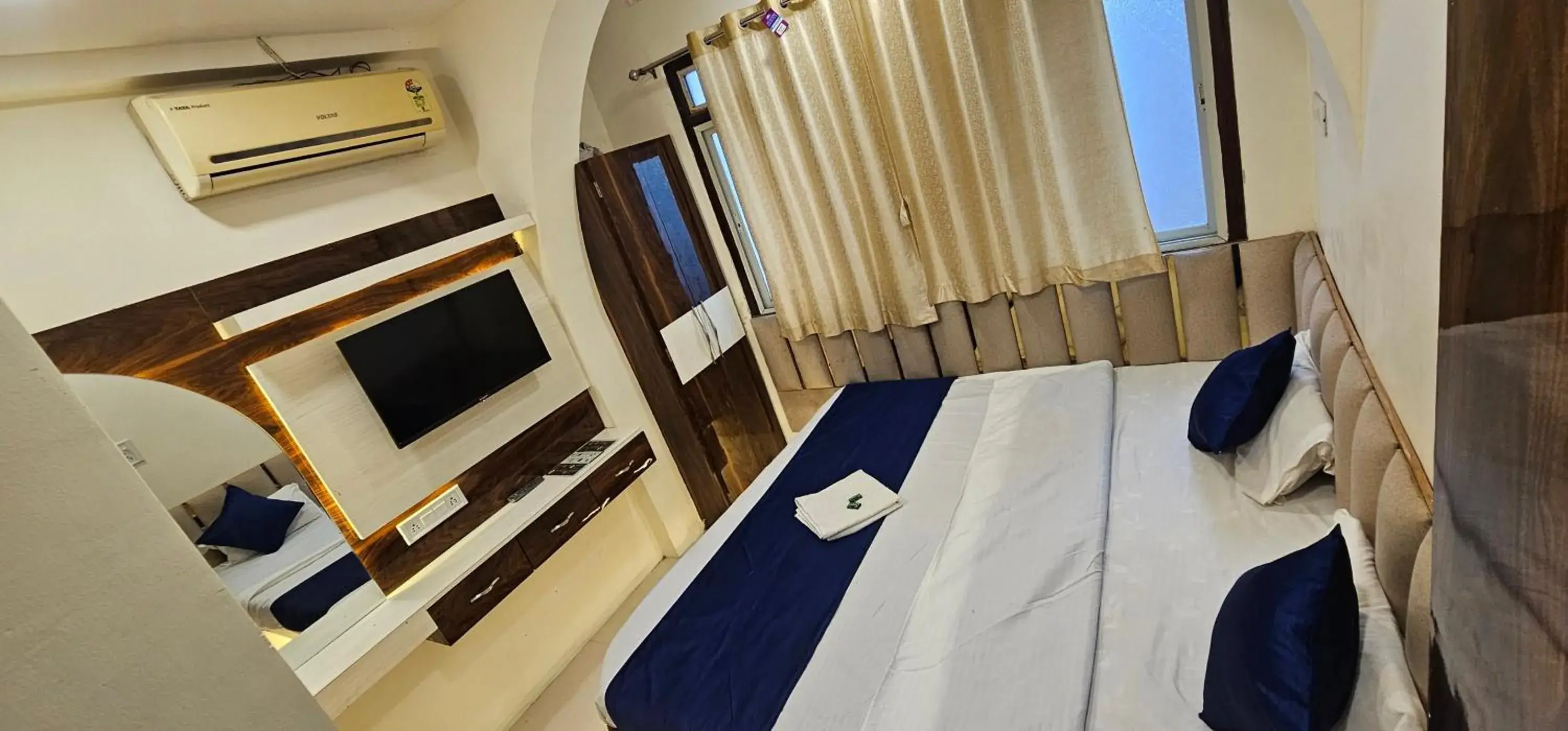 Bedroom, Bed in Hotel Aagman Palace - Near Mahakal Temple Bedroom, Bed in Hotel Aagman Palace - Near Mahakal Temple