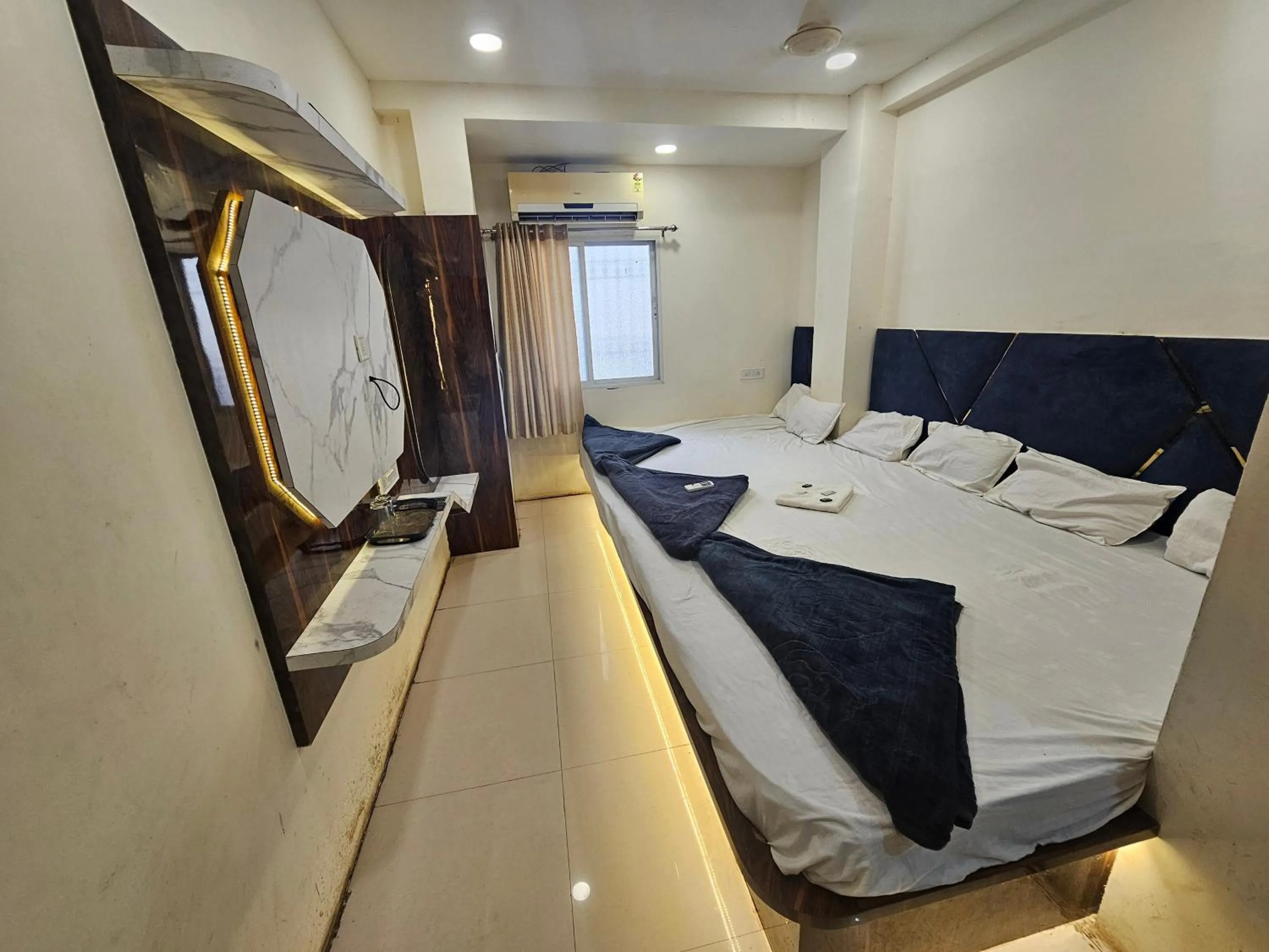 Bedroom, Bed in Hotel Aagman Palace - Near Mahakal Temple