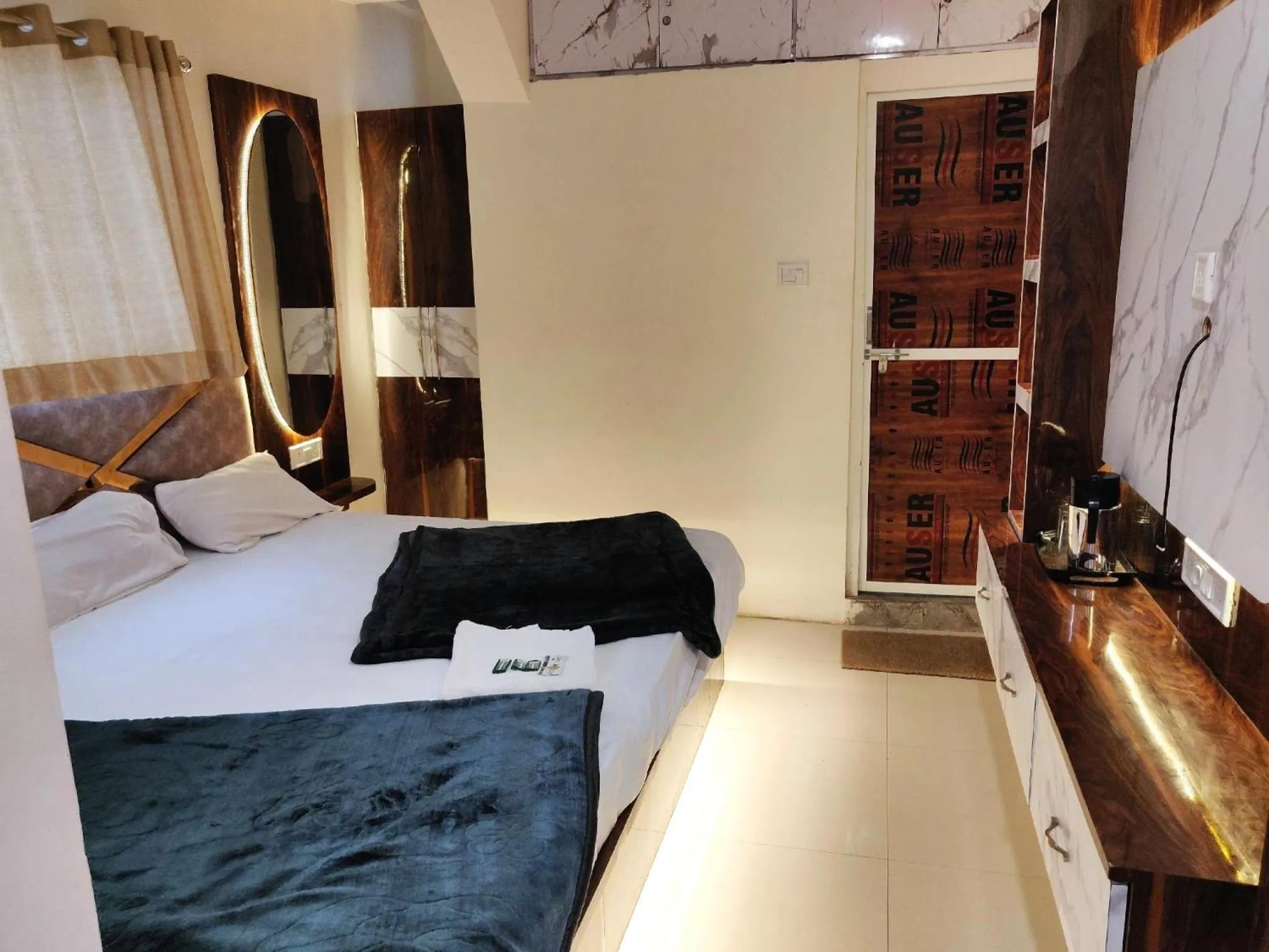 Bedroom, Bed in Hotel Aagman Palace - Near Mahakal Temple