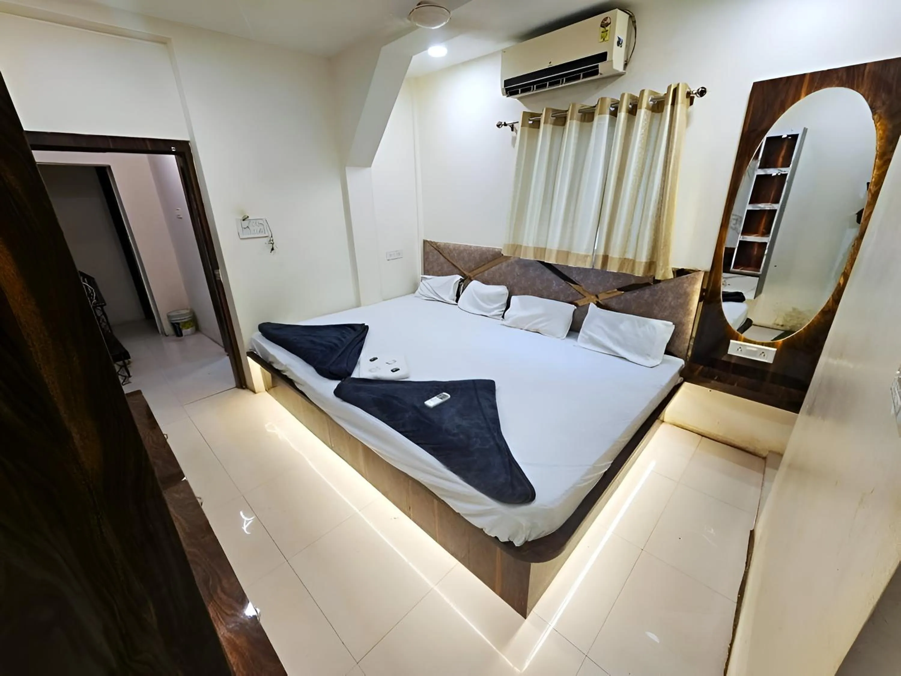 Bedroom, Bed in Hotel Aagman Palace - Near Mahakal Temple