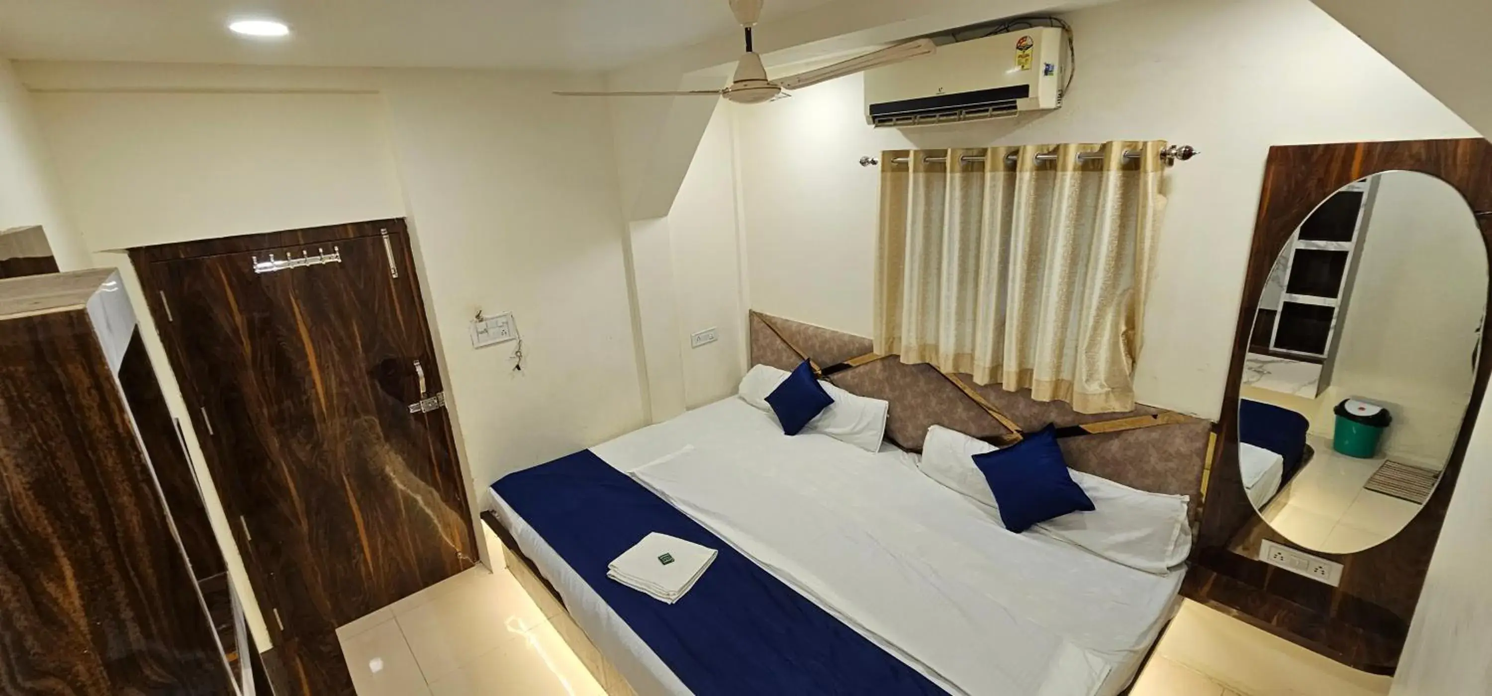 Bedroom, Bed in Hotel Aagman Palace - Near Mahakal Temple Bedroom, Bed in Hotel Aagman Palace - Near Mahakal Temple