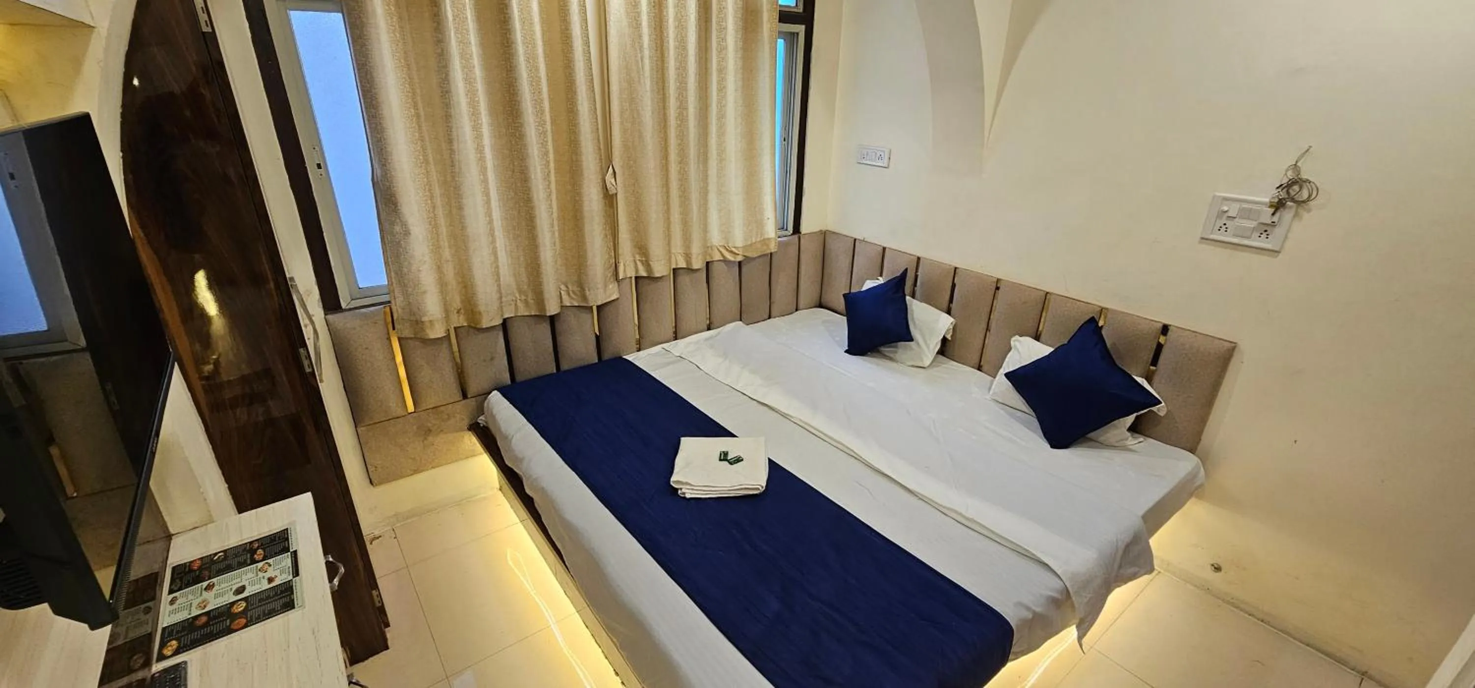 Bed in Hotel Aagman Palace - Near Mahakal Temple