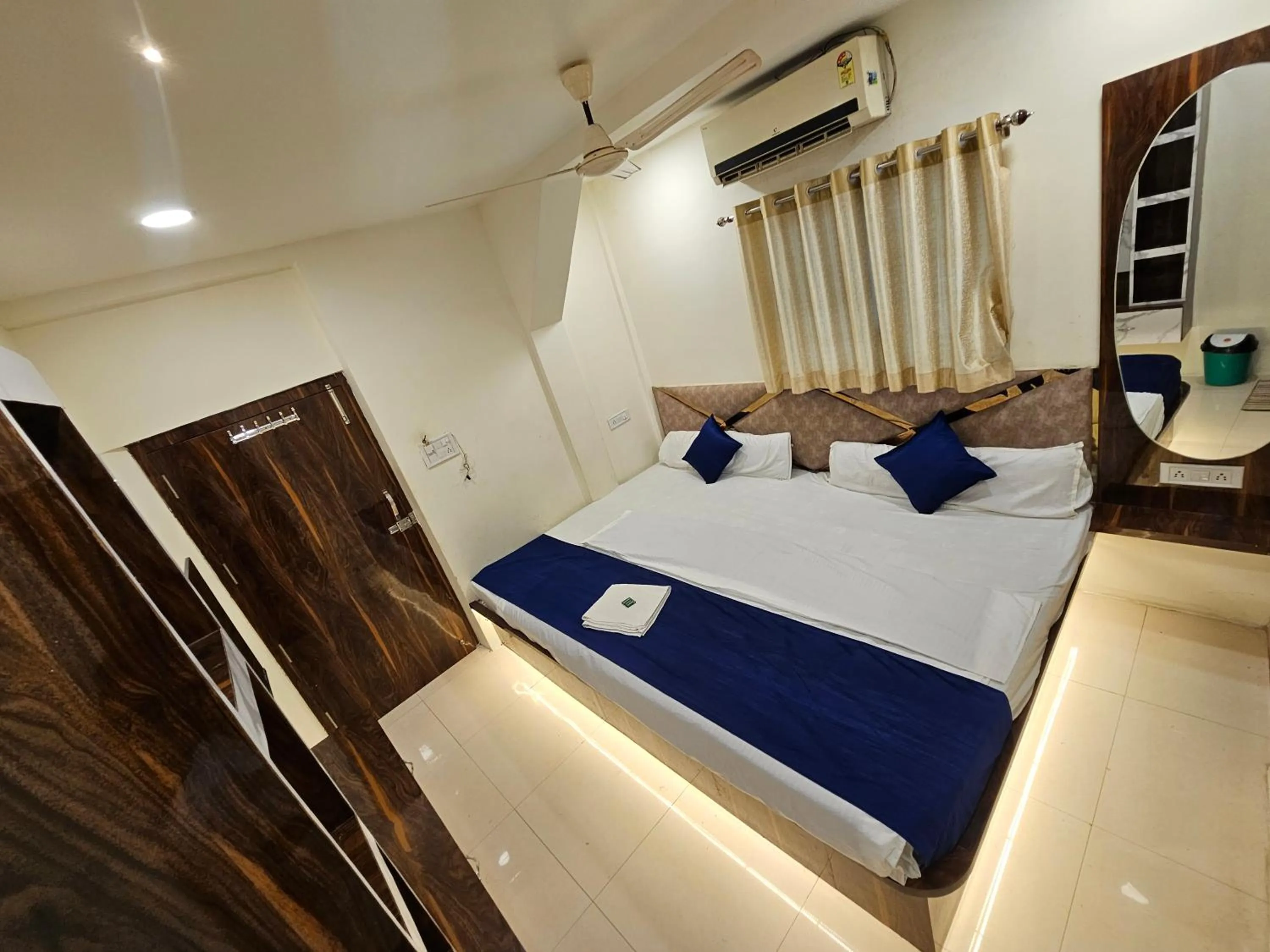 Bedroom, Bed in Hotel Aagman Palace - Near Mahakal Temple