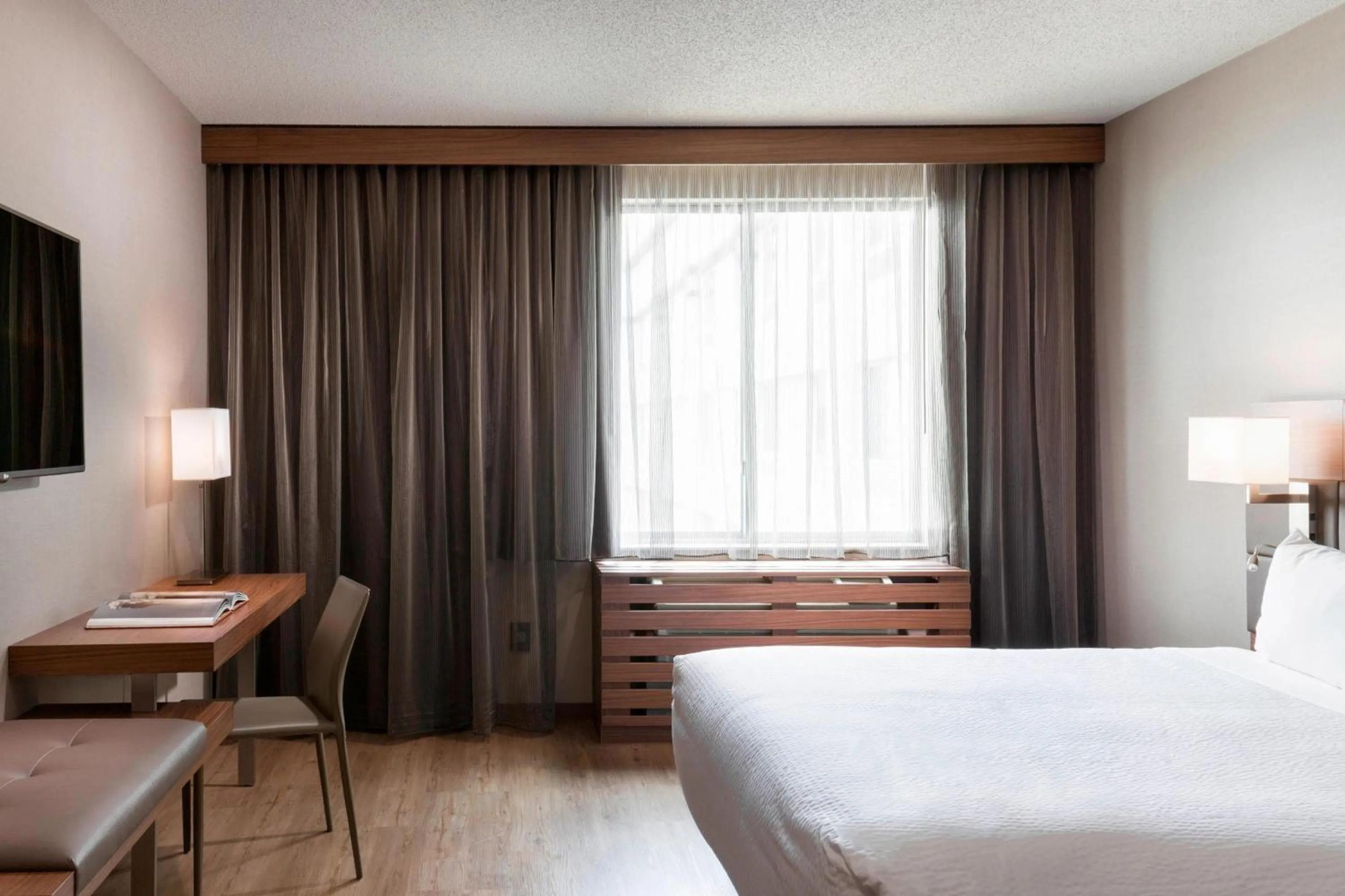 Classic King Room with Adapted Tub - Mobility and Hearing Accessible in AC Hotel Chicago Downtown