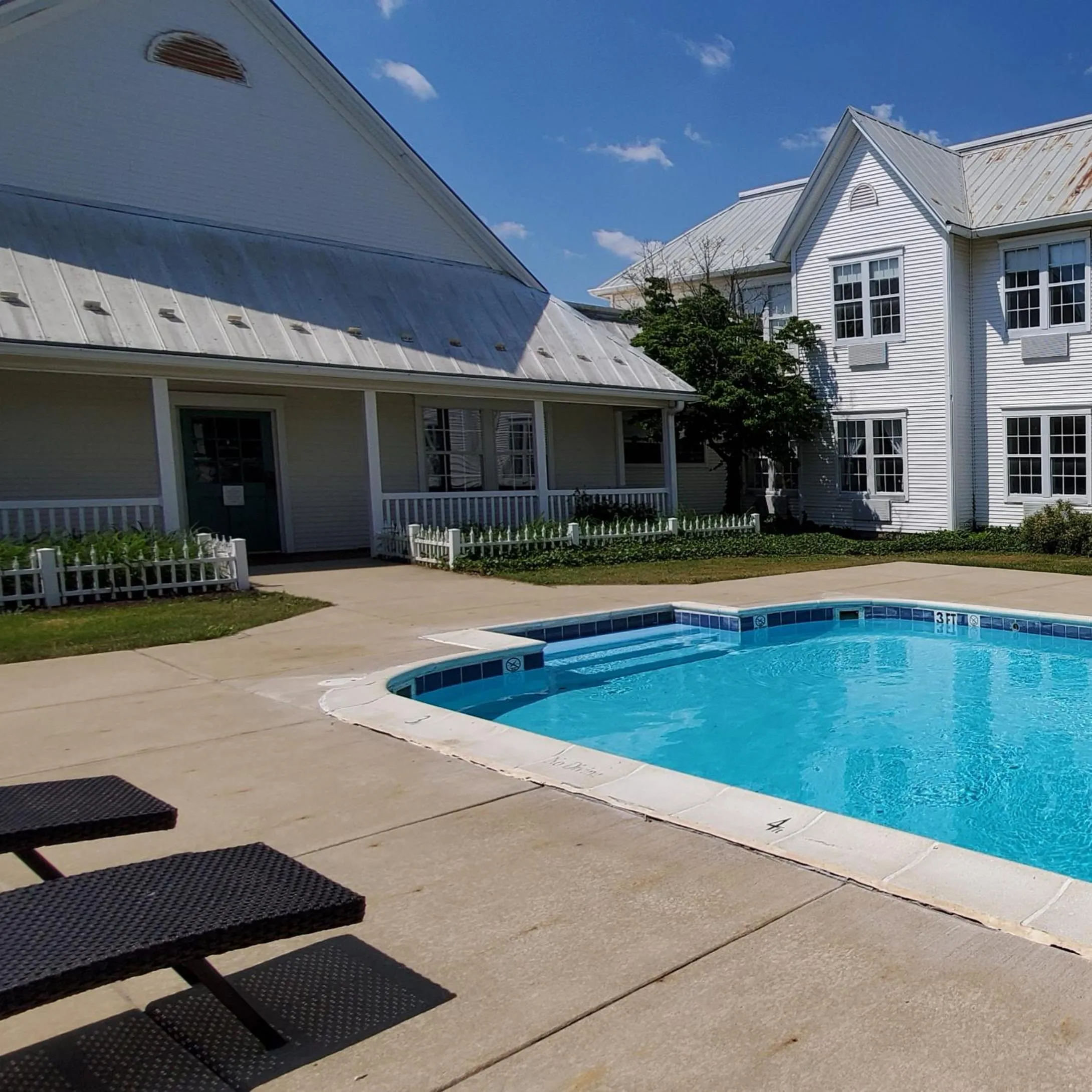 Swimming pool in Amish Inn