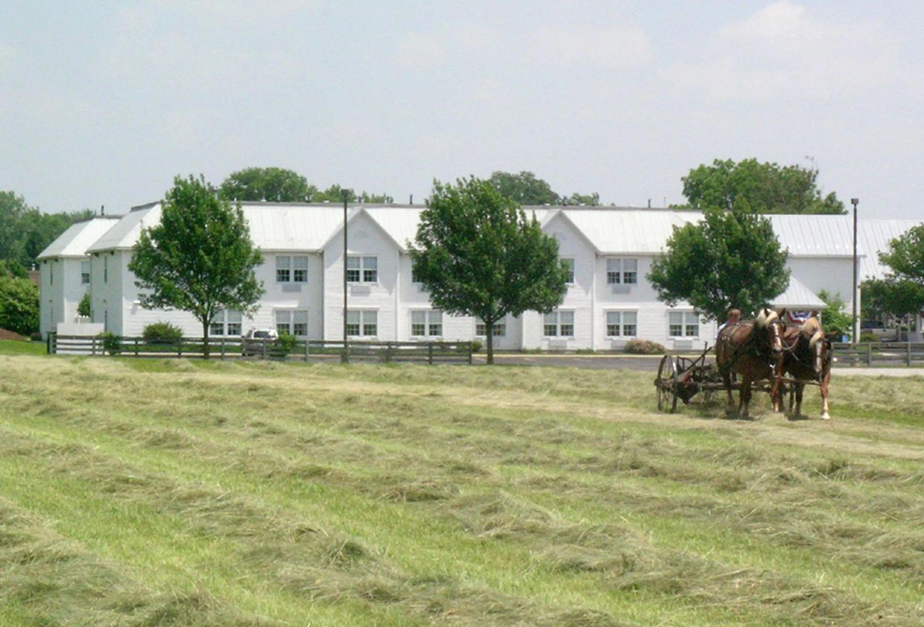 Facade/entrance in Amish Inn