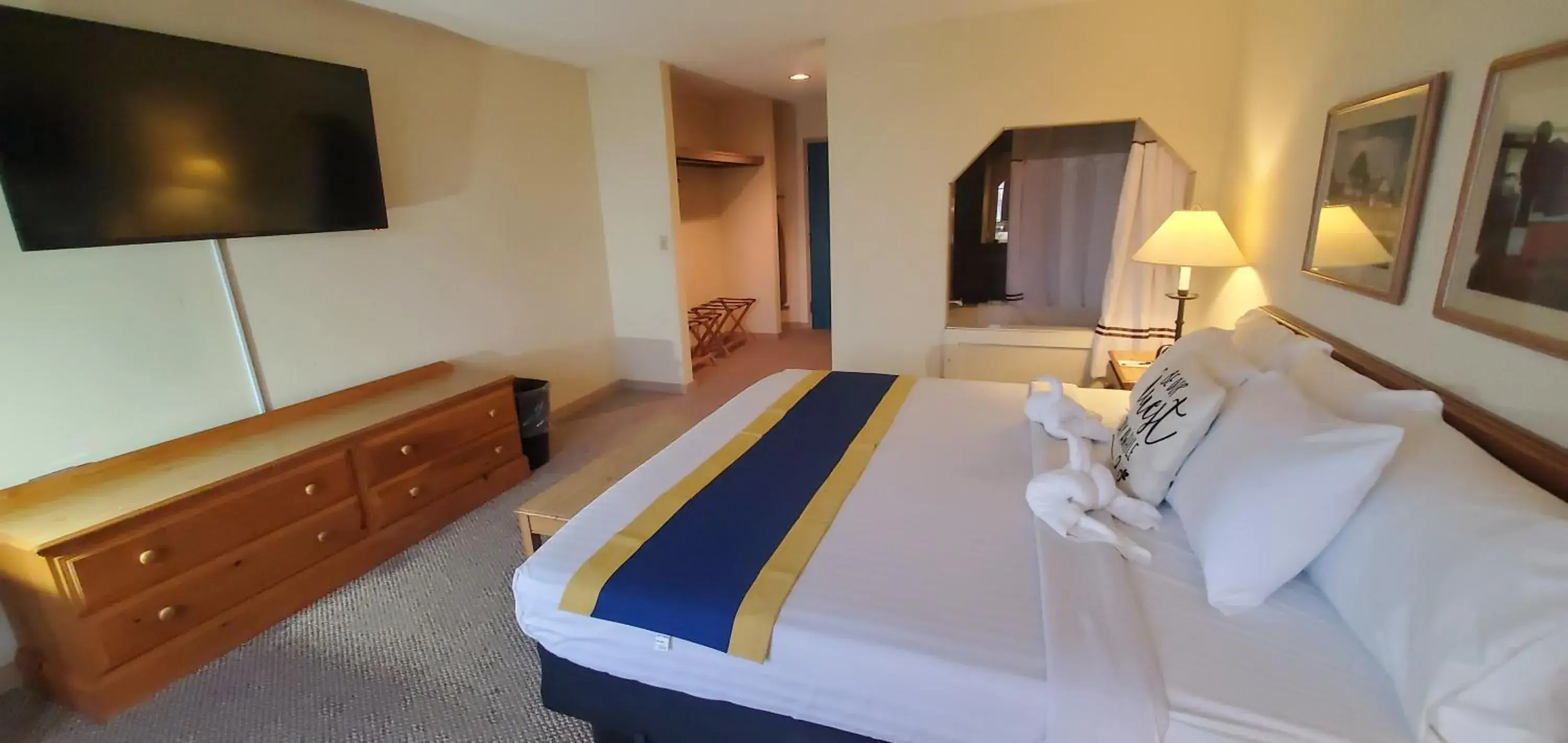 Hot Tub, Bed in Amish Inn Hot Tub, Bed in Amish Inn