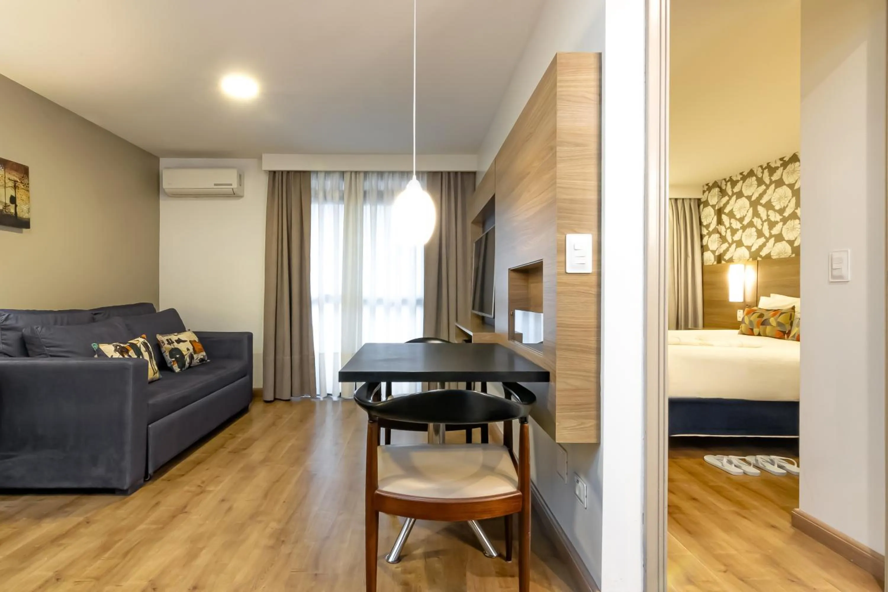 Living room, Bed in Mercure Curitiba 7 de Setembro