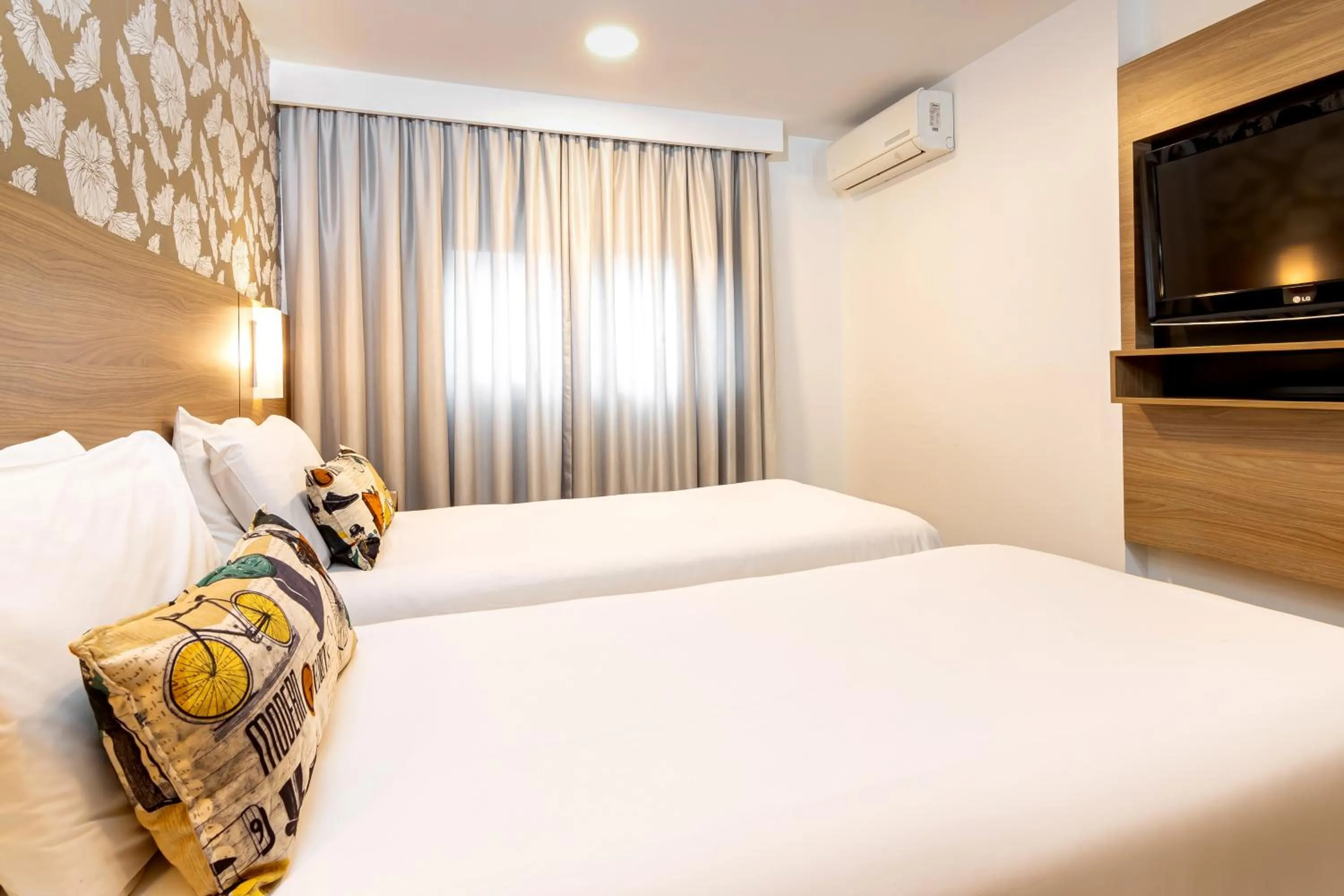 Photo of the whole room, Bed in Mercure Curitiba 7 de Setembro