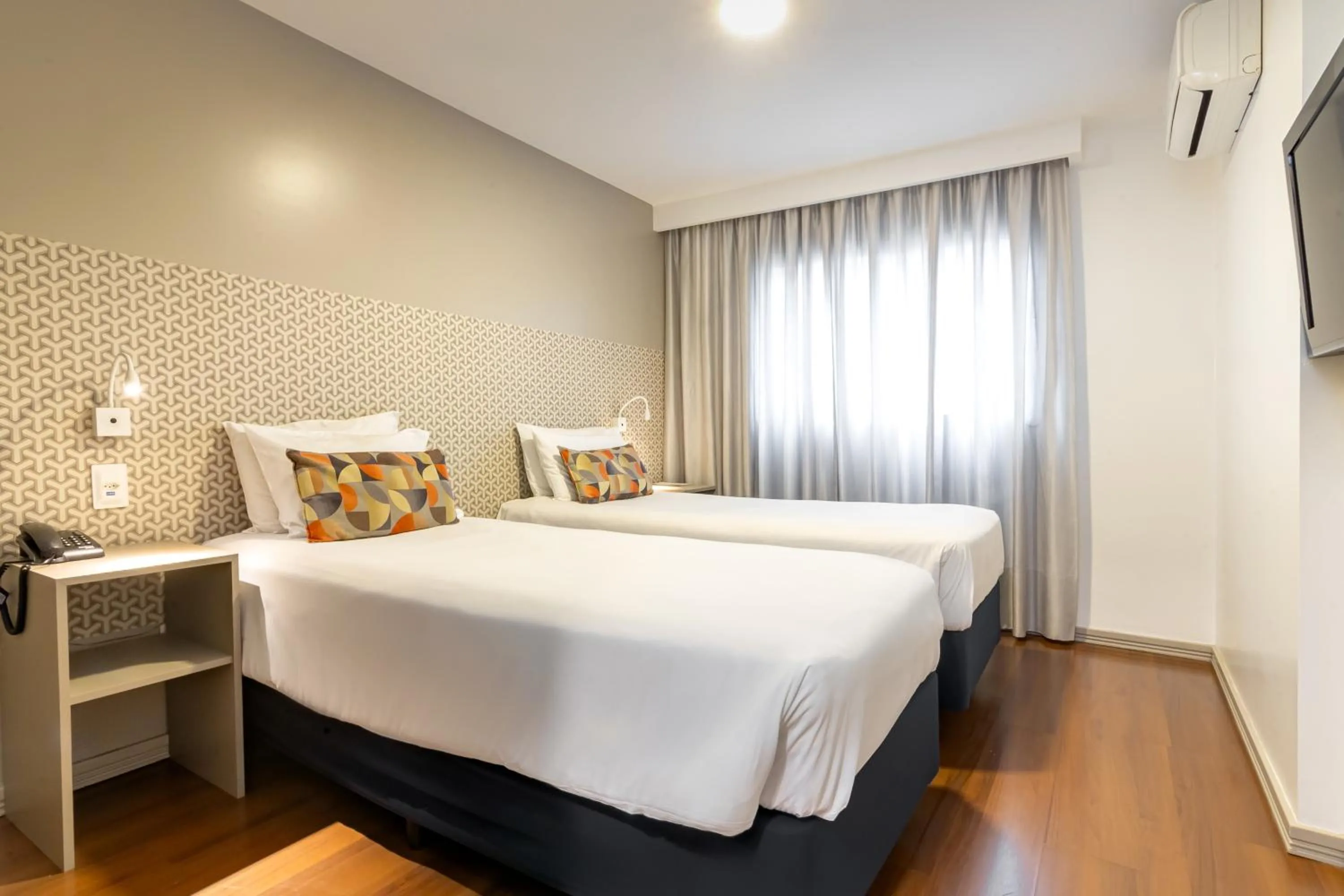 Photo of the whole room, Bed in Mercure Curitiba 7 de Setembro