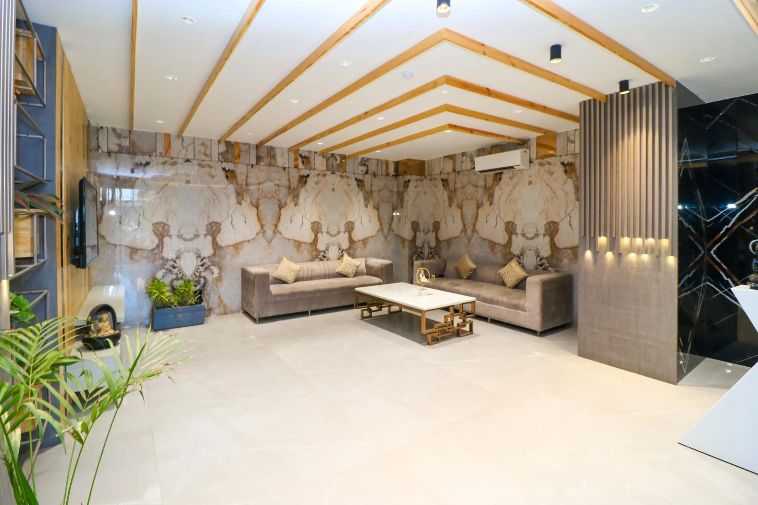 Lobby or reception in Hotel Vertu IGI Delhi Airport By OPO,Free Airport Pickup & Drop