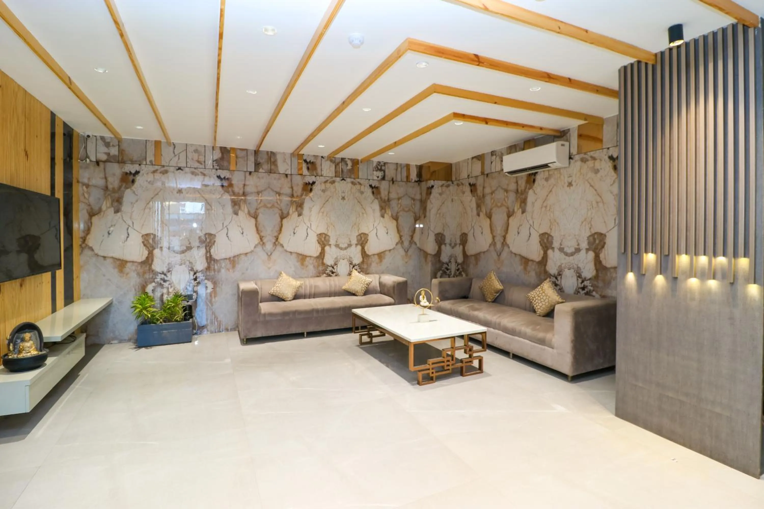 Lobby or reception in Hotel Vertu IGI Delhi Airport By OPO,Free Airport Pickup & Drop