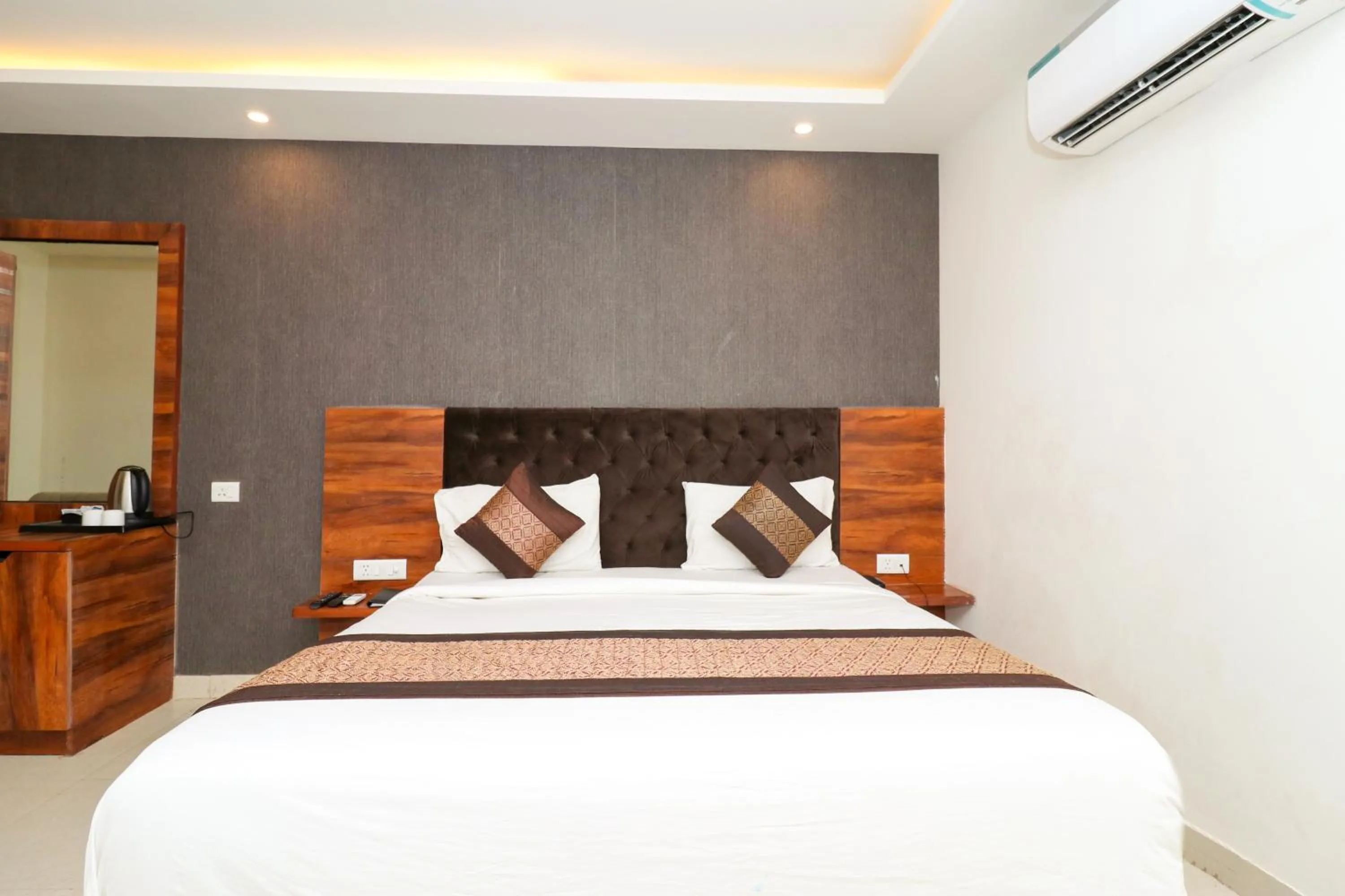 Bed in Hotel Vertu IGI Delhi Airport By OPO,Free Airport Pickup & Drop
