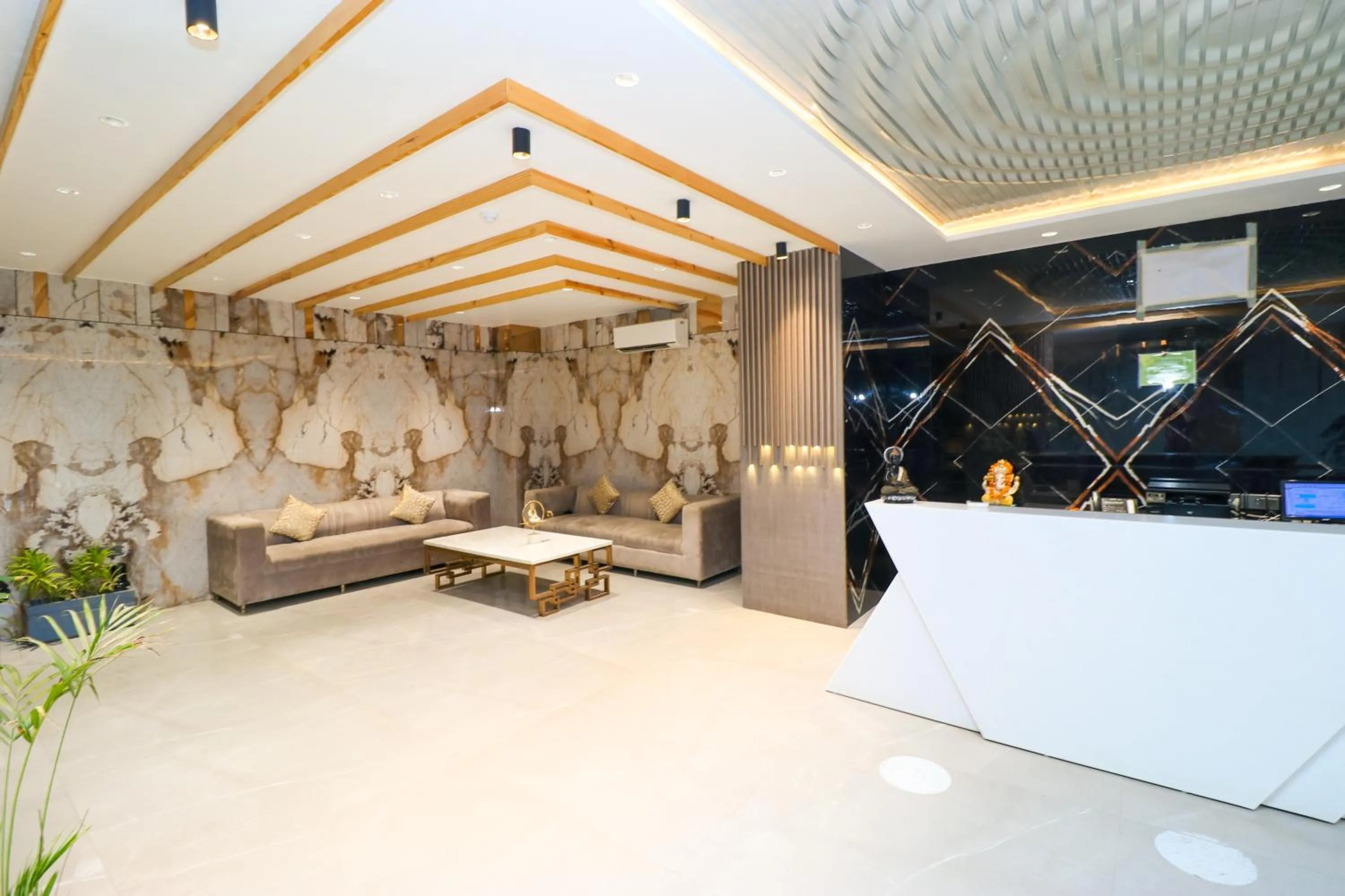Lobby or reception in Hotel Vertu IGI Delhi Airport By OPO,Free Airport Pickup & Drop