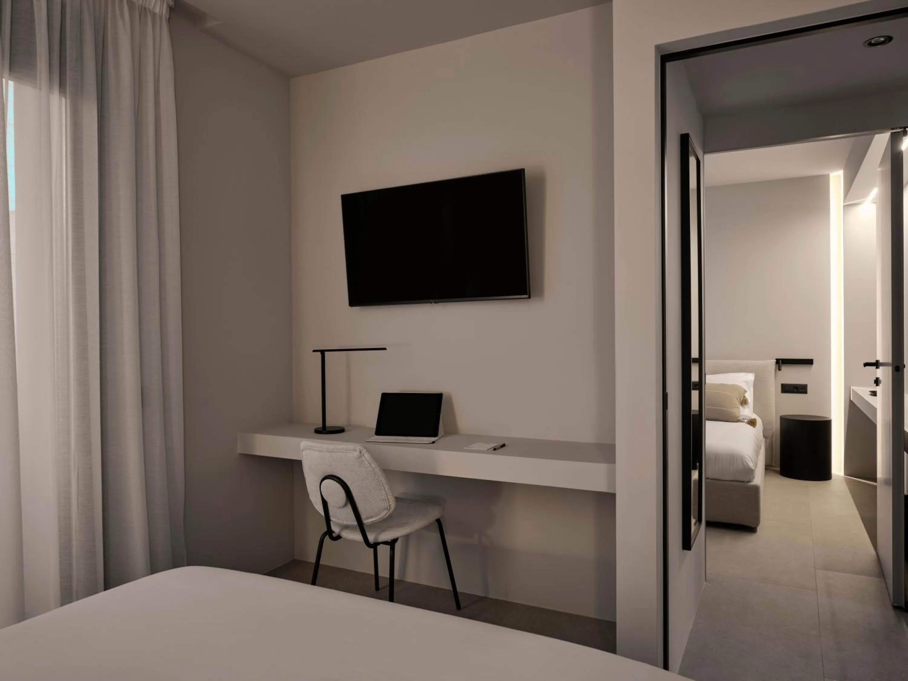TV and multimedia, Bed in Bond Smart Living Suites