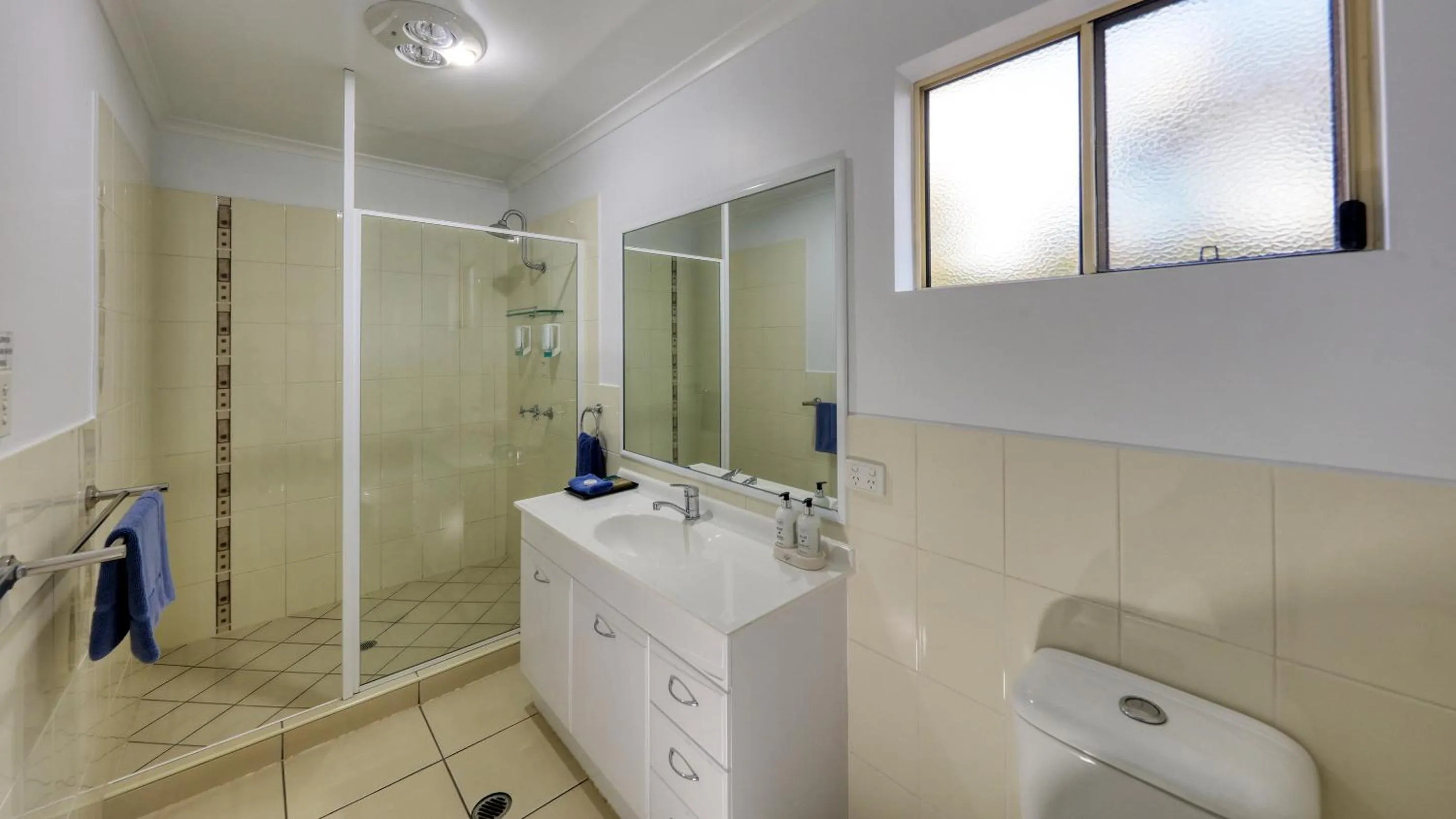 Shower in Chinchilla White Gums Motor Inn