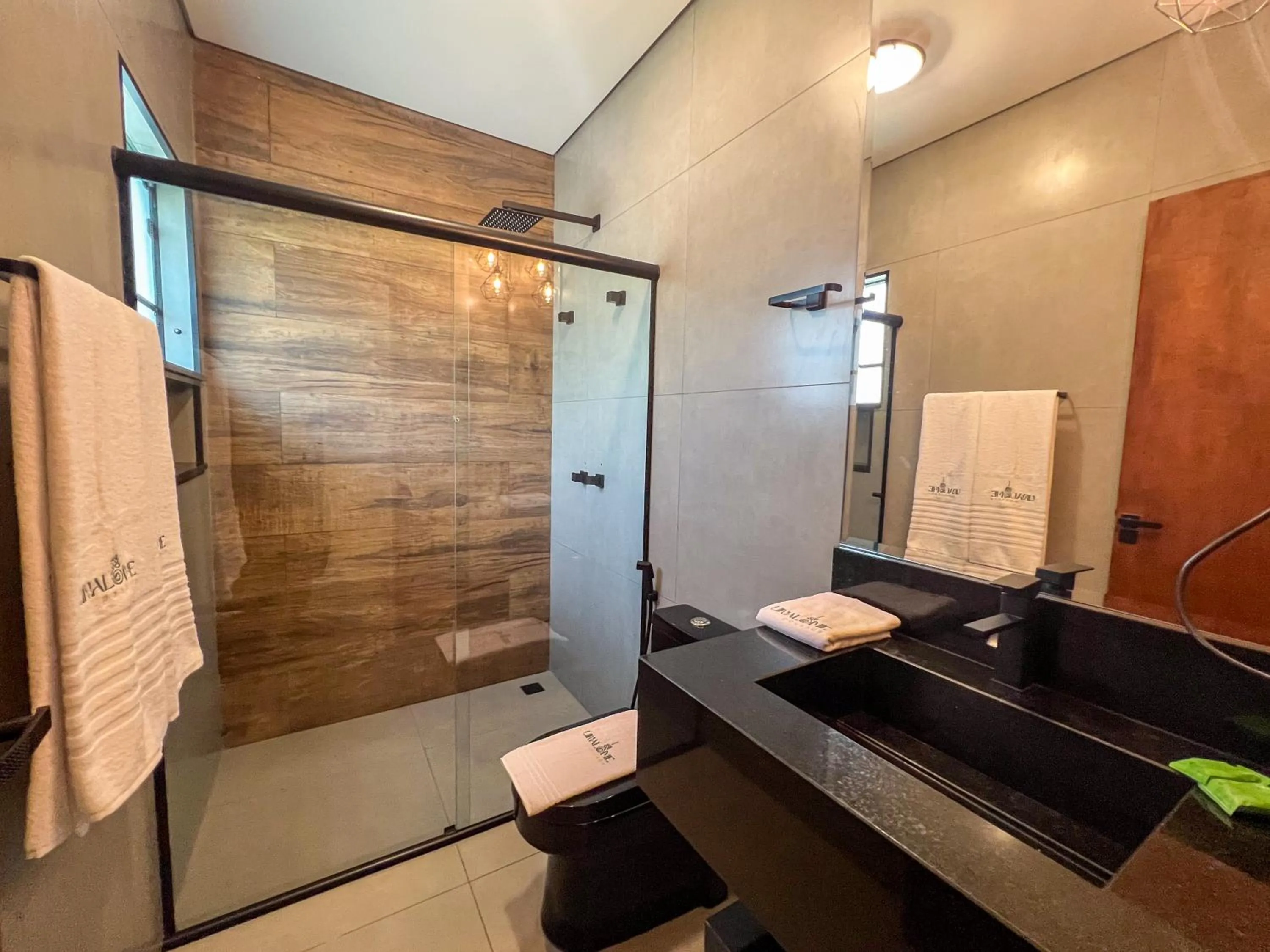 Toilet in Unalome Pousada