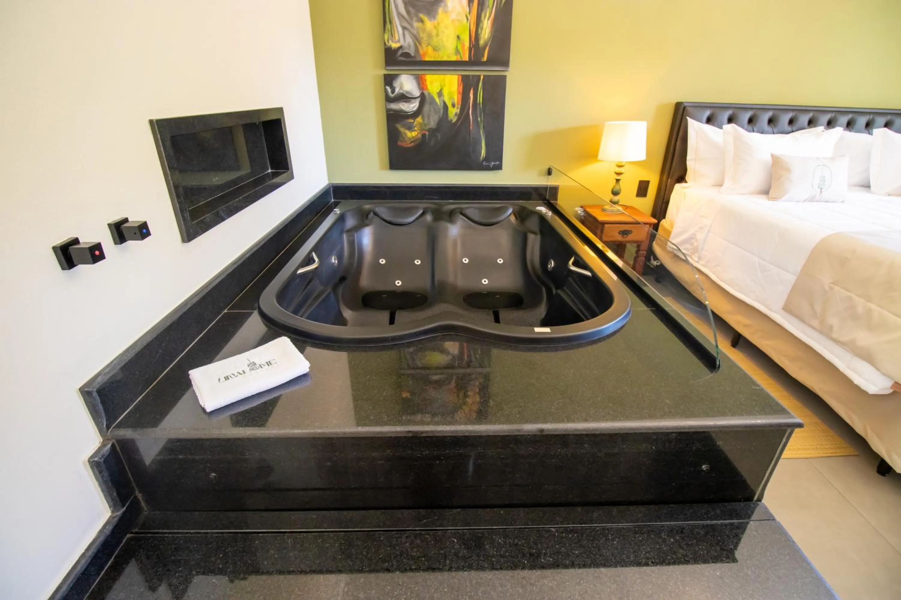 Photo of the whole room, Bed in Unalome Pousada