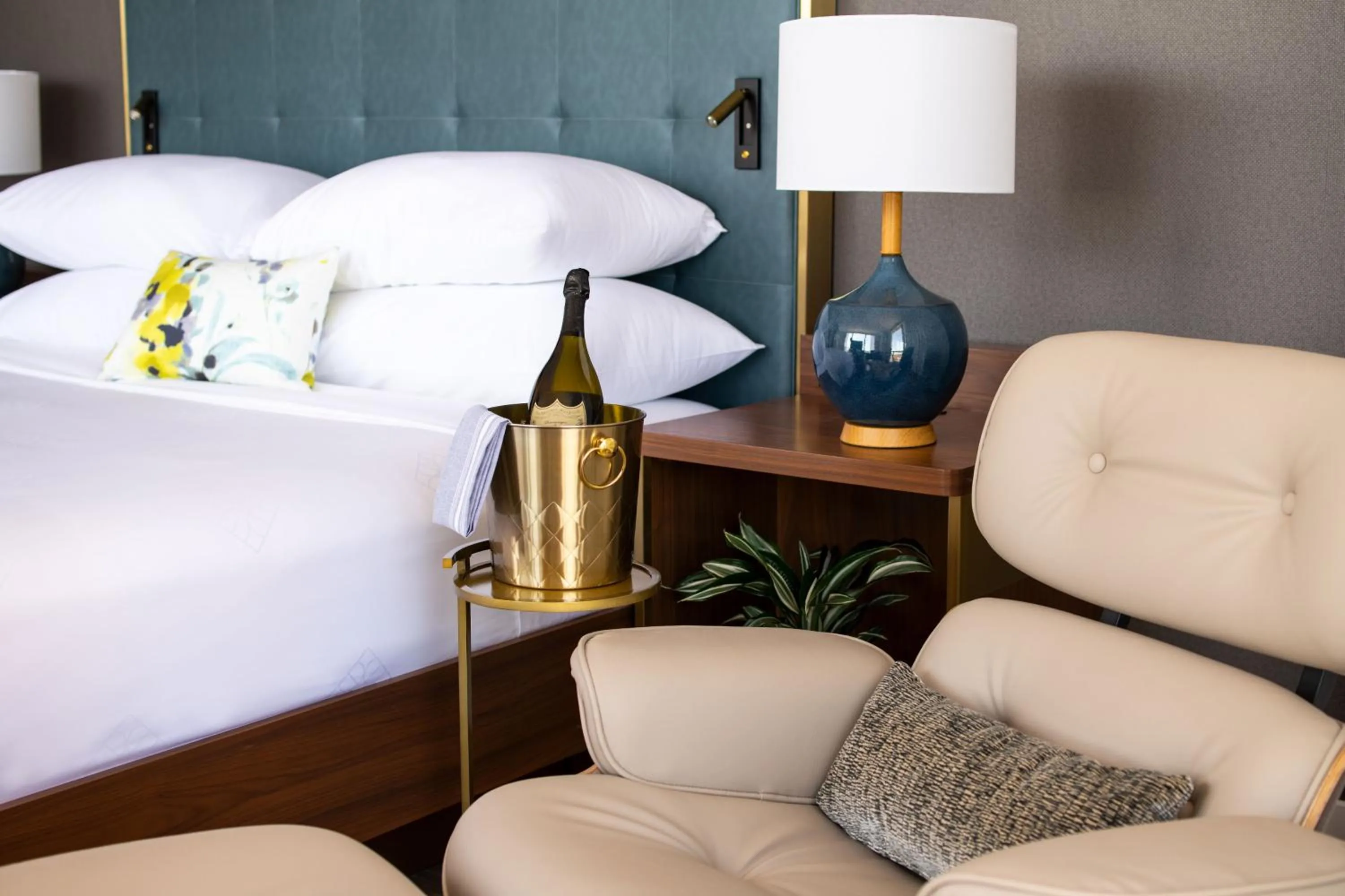 Bedroom, Bed in Le Meridien Essex Chicago