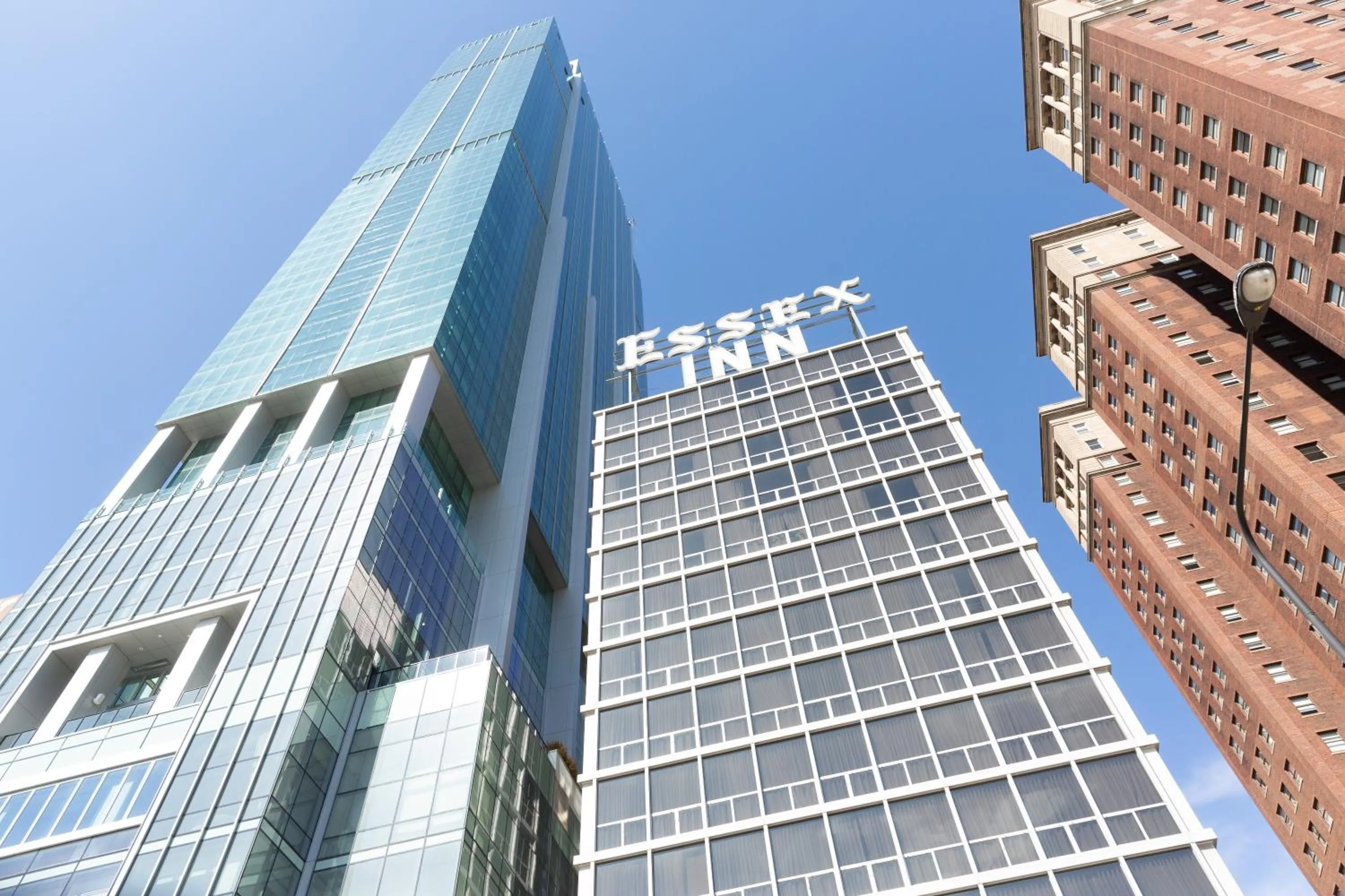 Property building in Le Meridien Essex Chicago