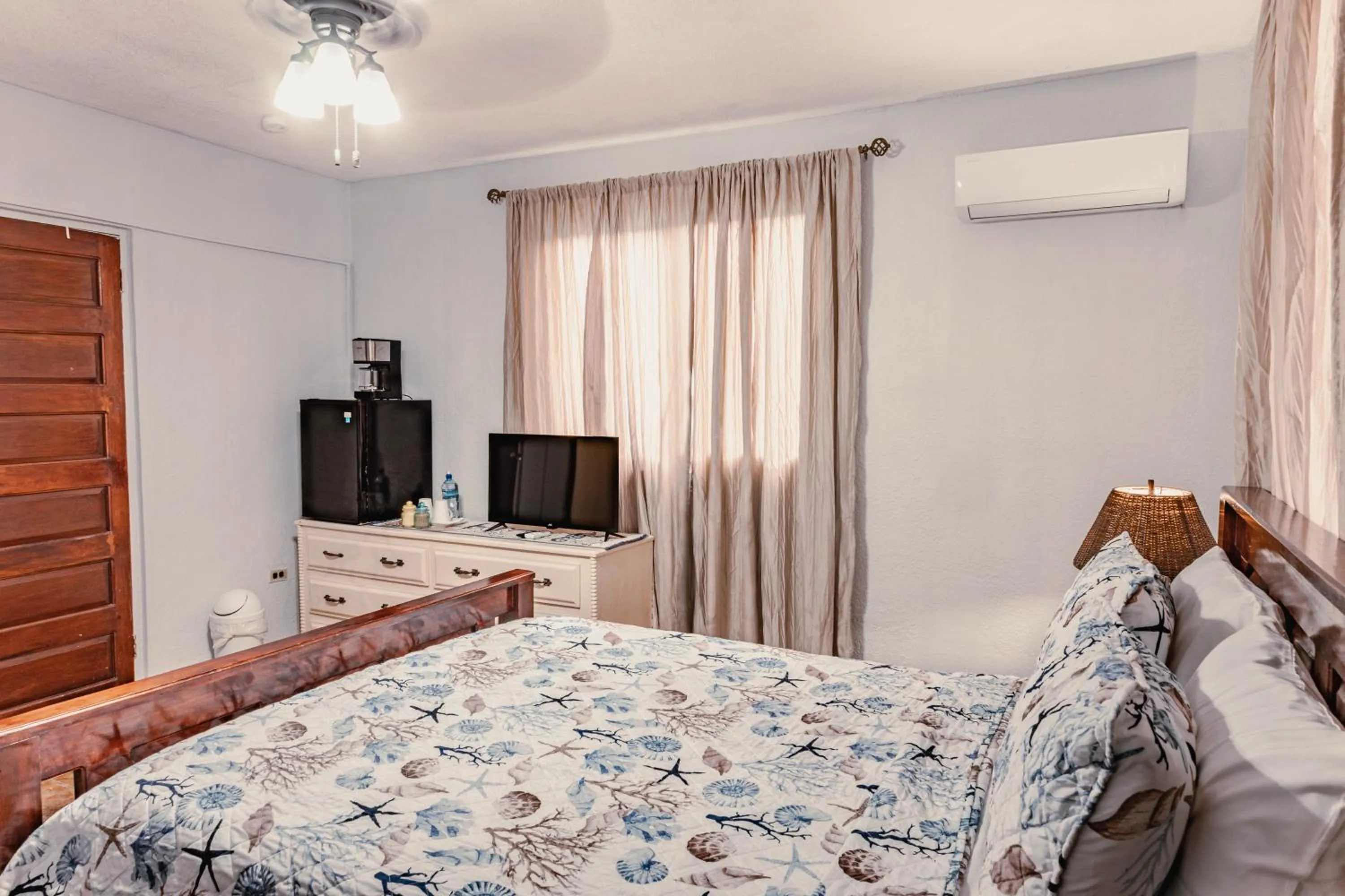 Bed in Bonefish Hotel