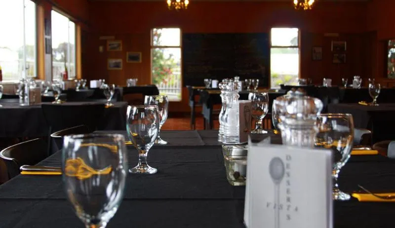 Restaurant/places to eat in Vista Motor Lodge