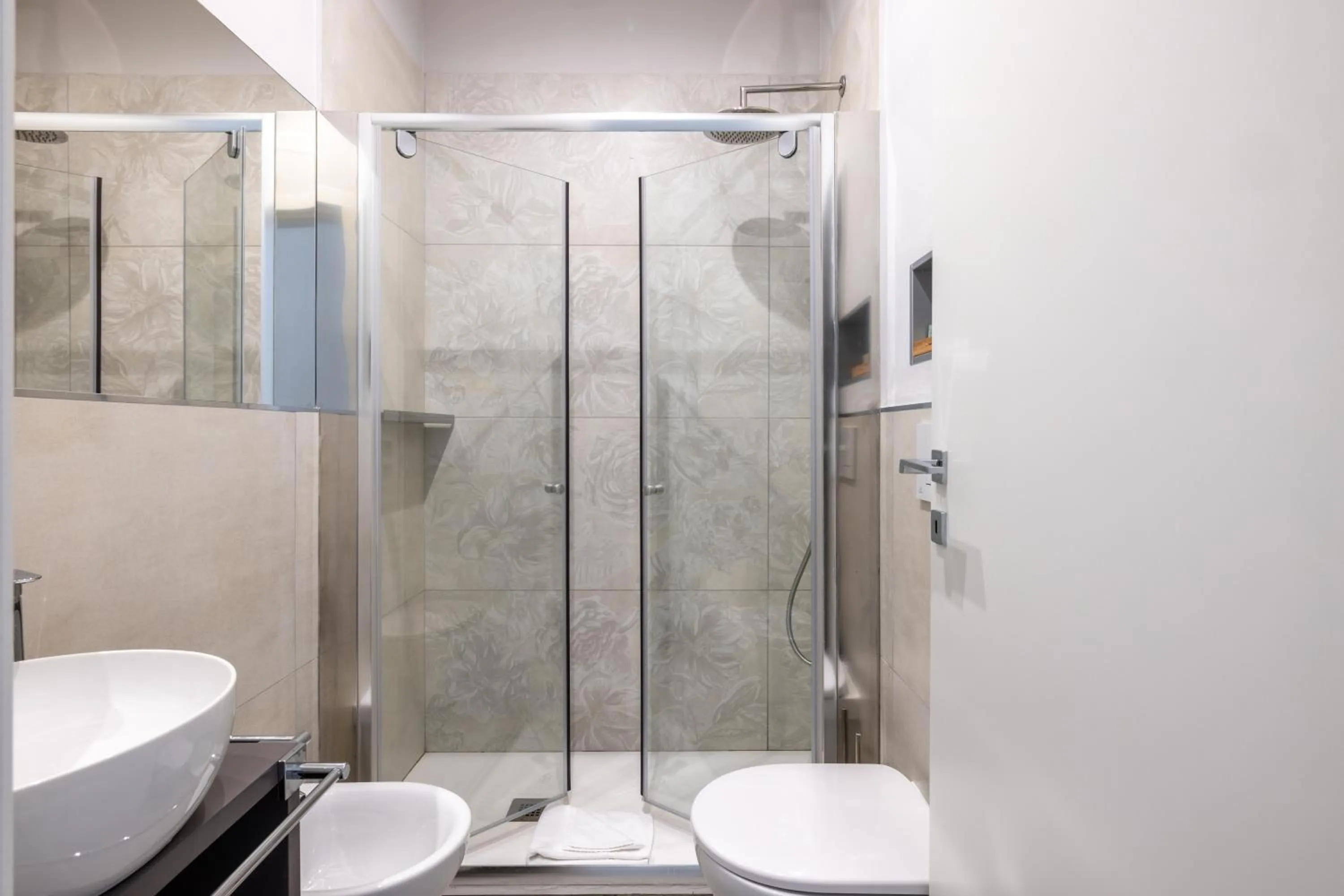 Shower in Belli Suites Vatican Rome Guest House