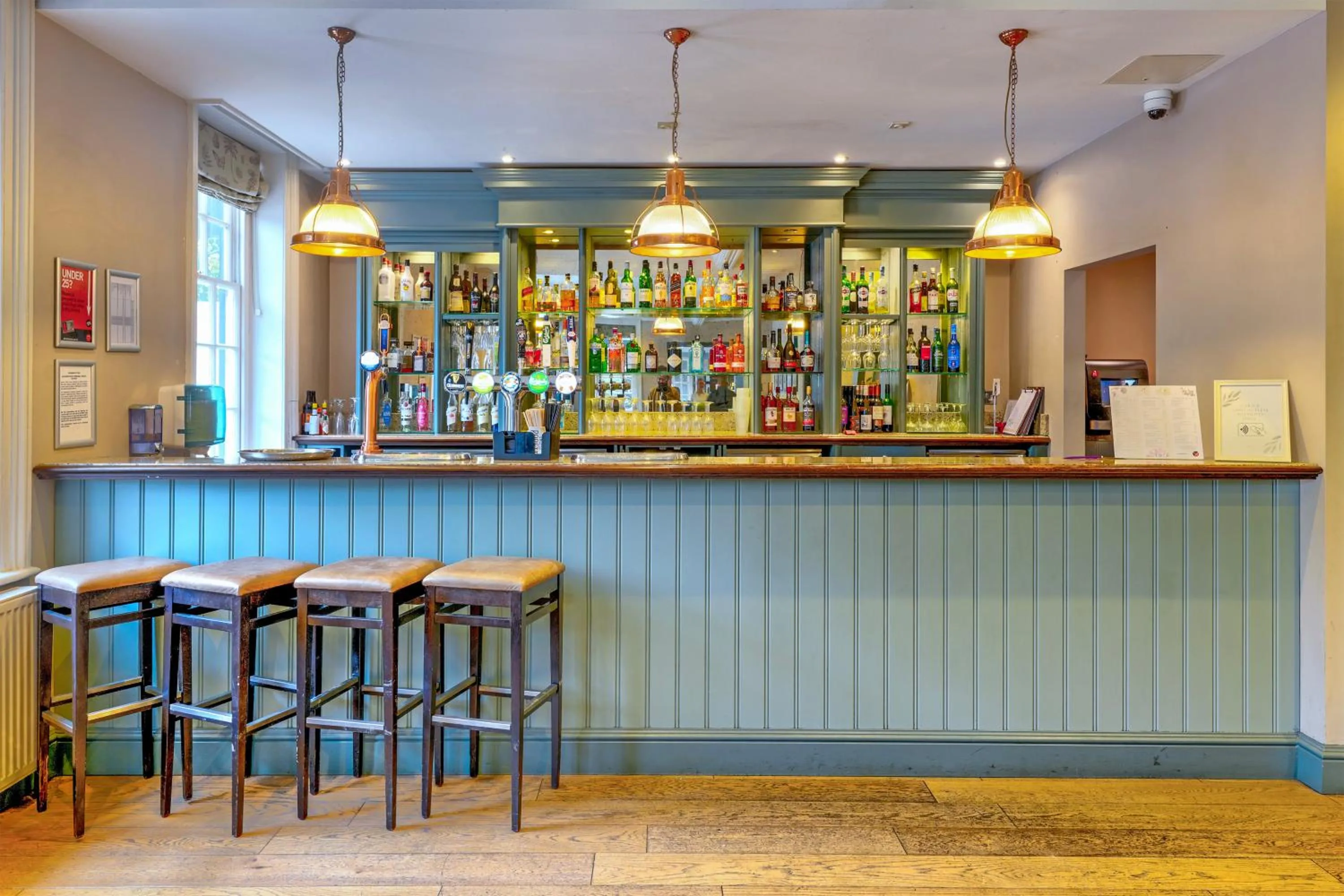 Lounge or bar in Sunday Box Hill Burford Bridge Hotel