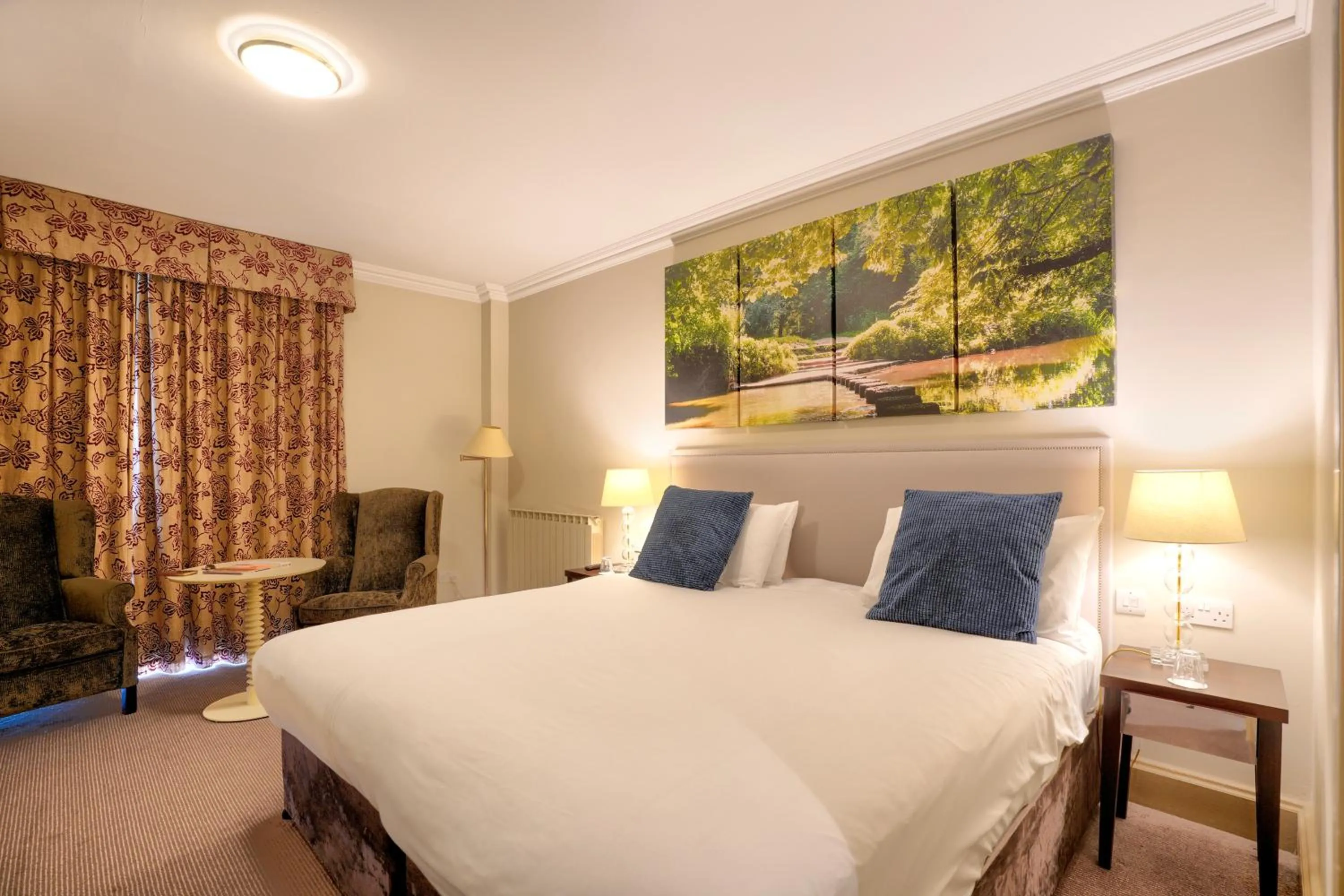 Bedroom, Bed in Sunday Box Hill Burford Bridge Hotel