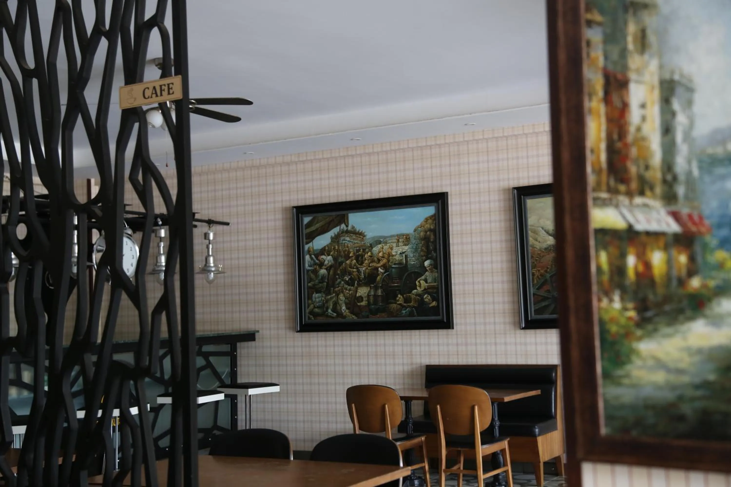 Restaurant/places to eat in Maidos suites