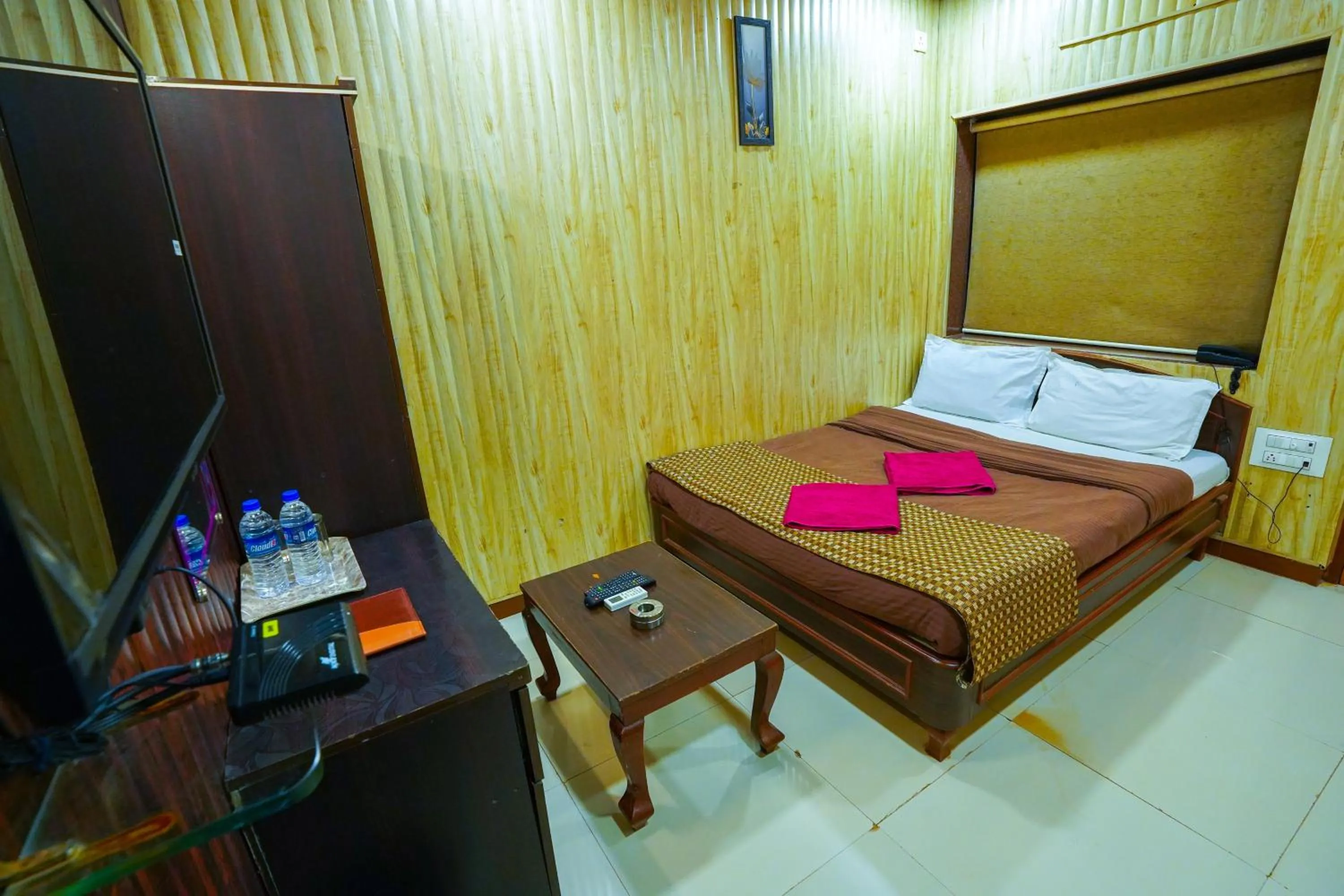 Bed in Hotel Kumar Plaza