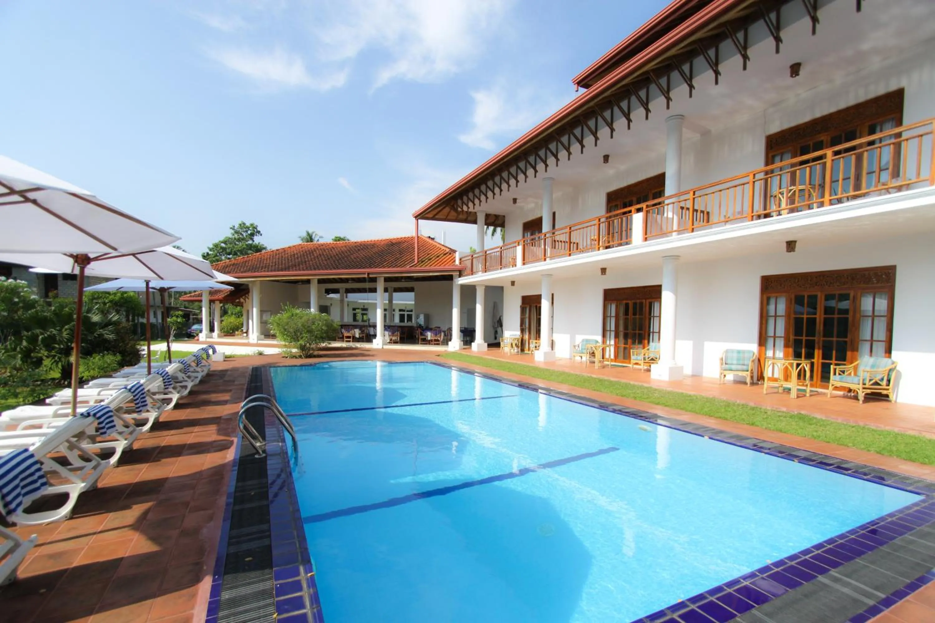 Swimming pool in Waterside Bentota