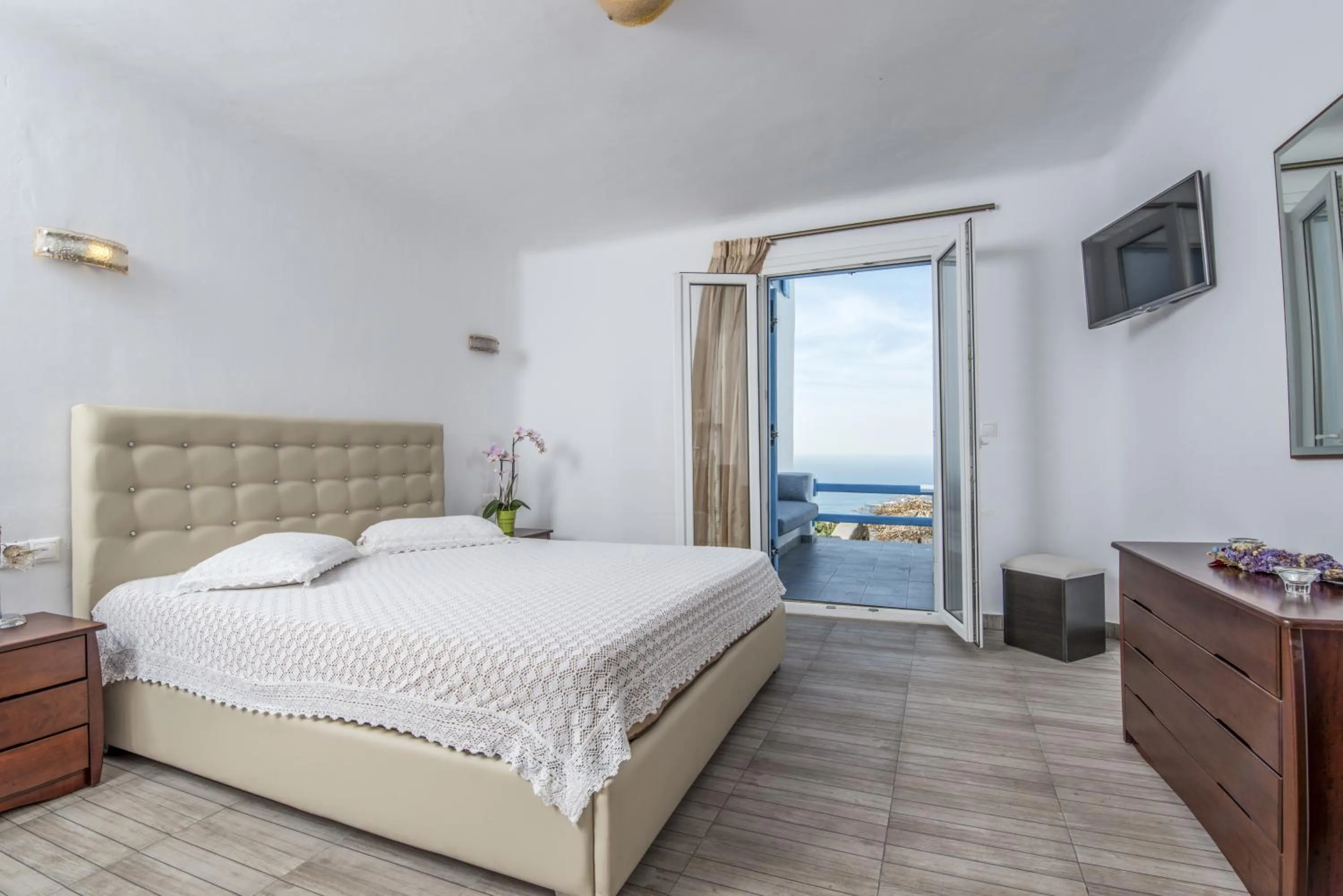 Photo of the whole room, Bed in Manolia View Mykonos