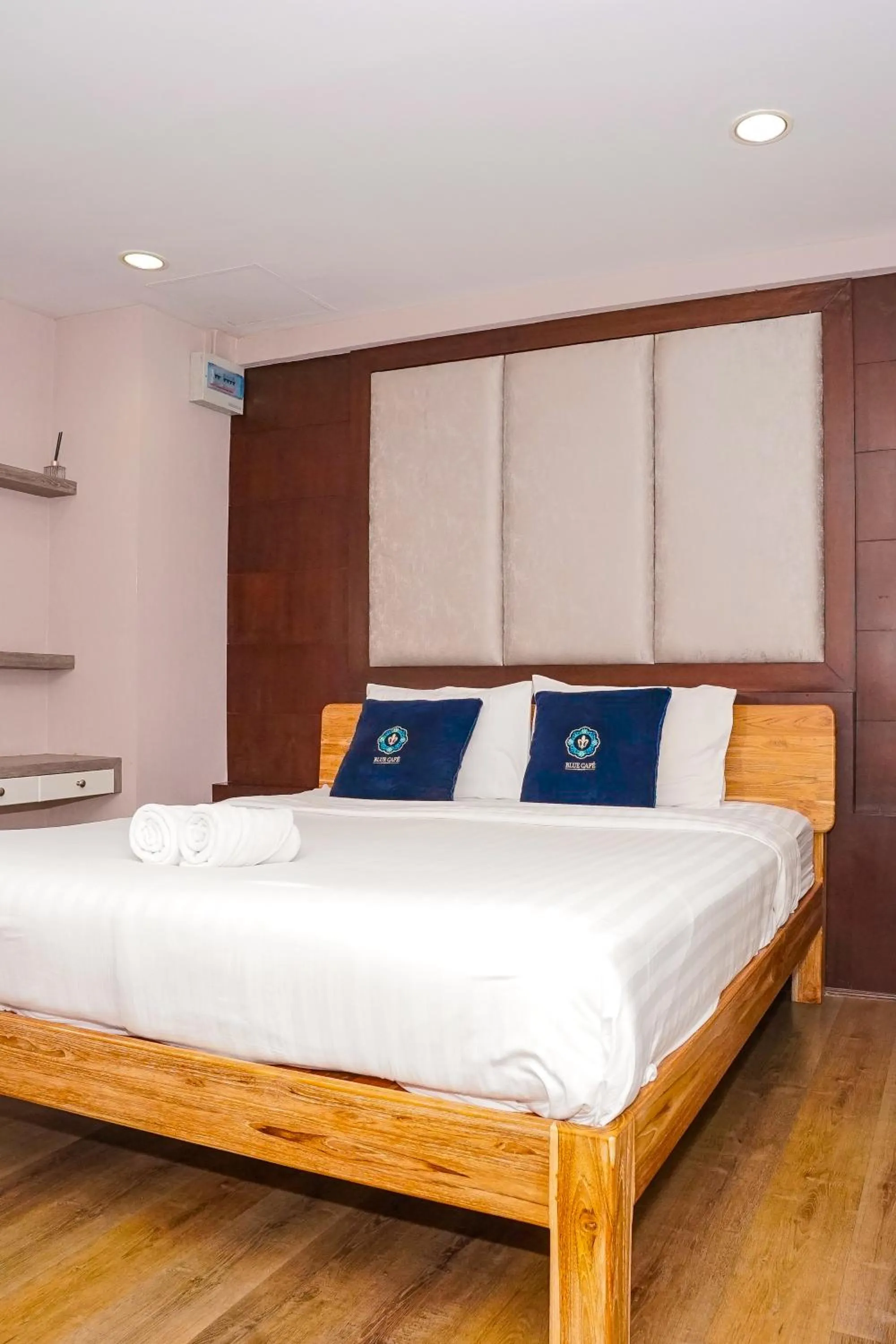 Bedroom, Bed in Blue cafe Apartments