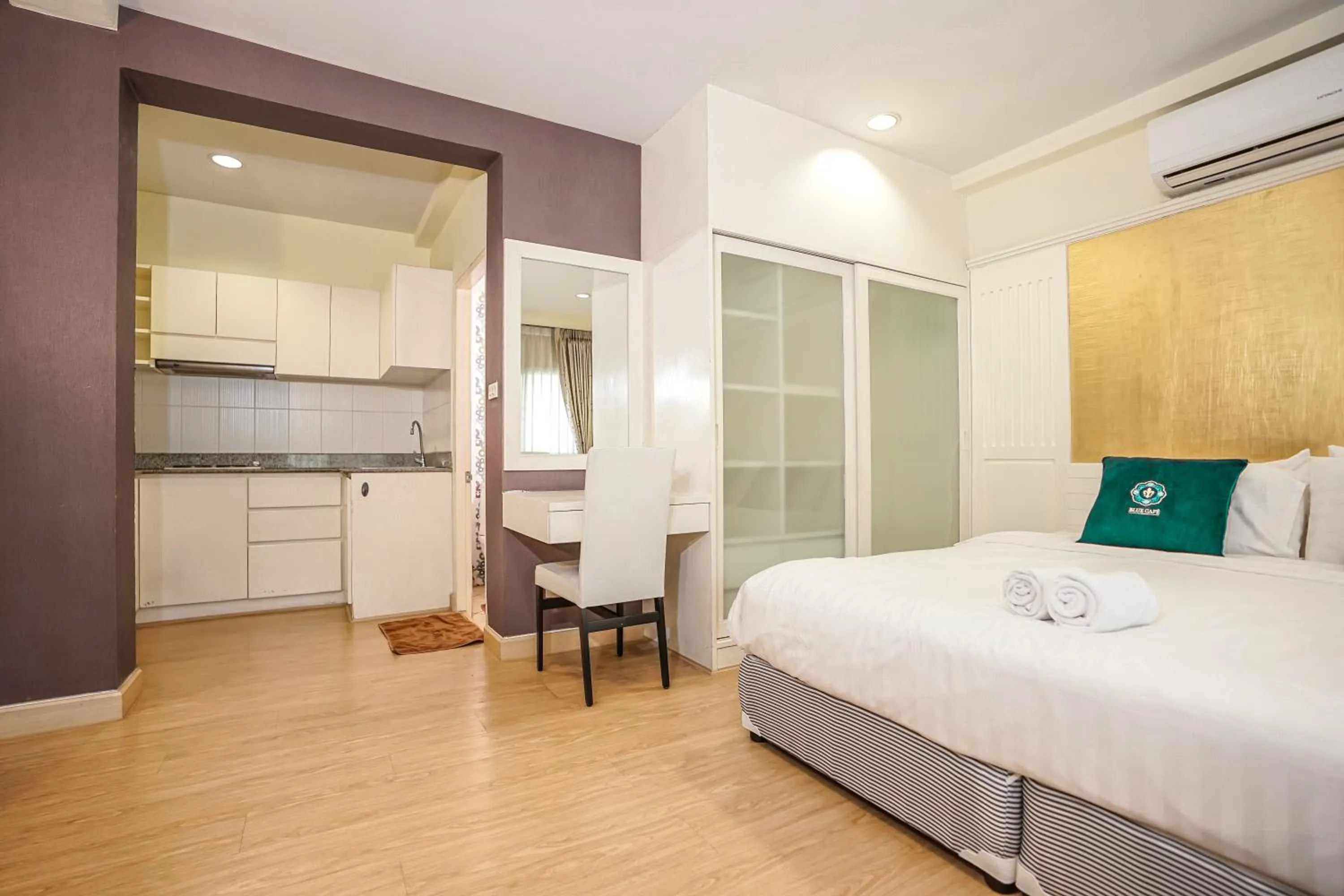 Bedroom, Bed in Blue cafe Apartments