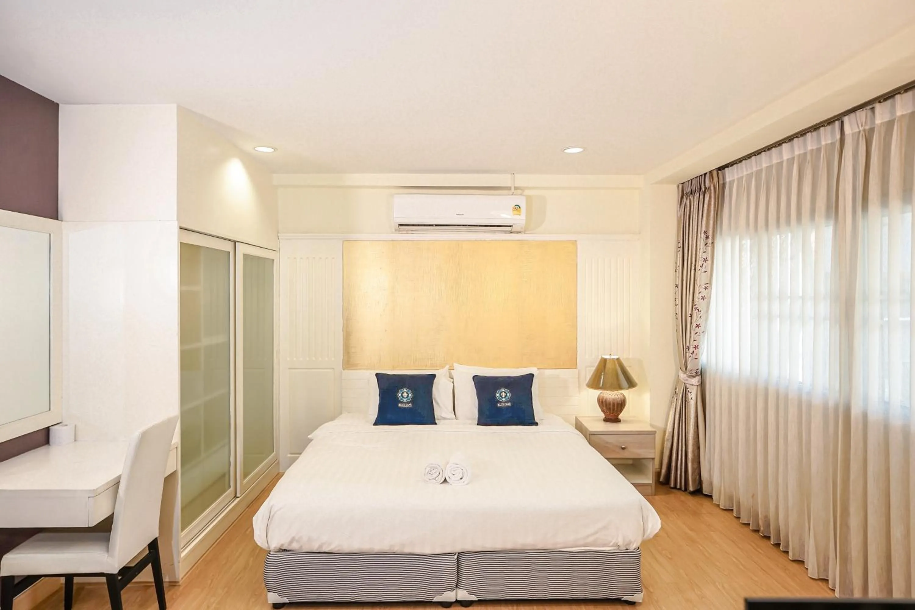 Bed in Blue cafe Apartments