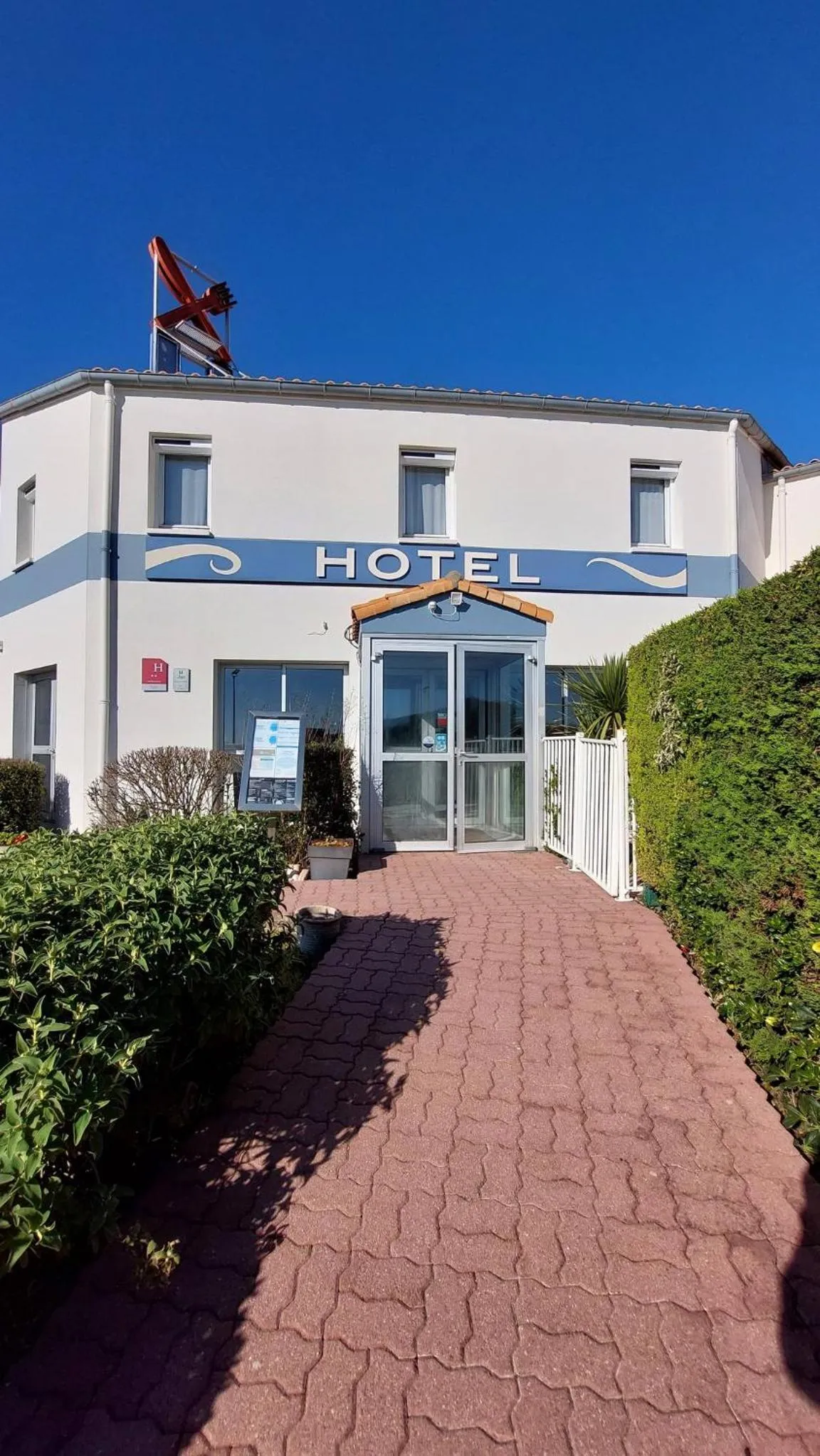 Facade/entrance in Logis Hôtel L'Air Marin