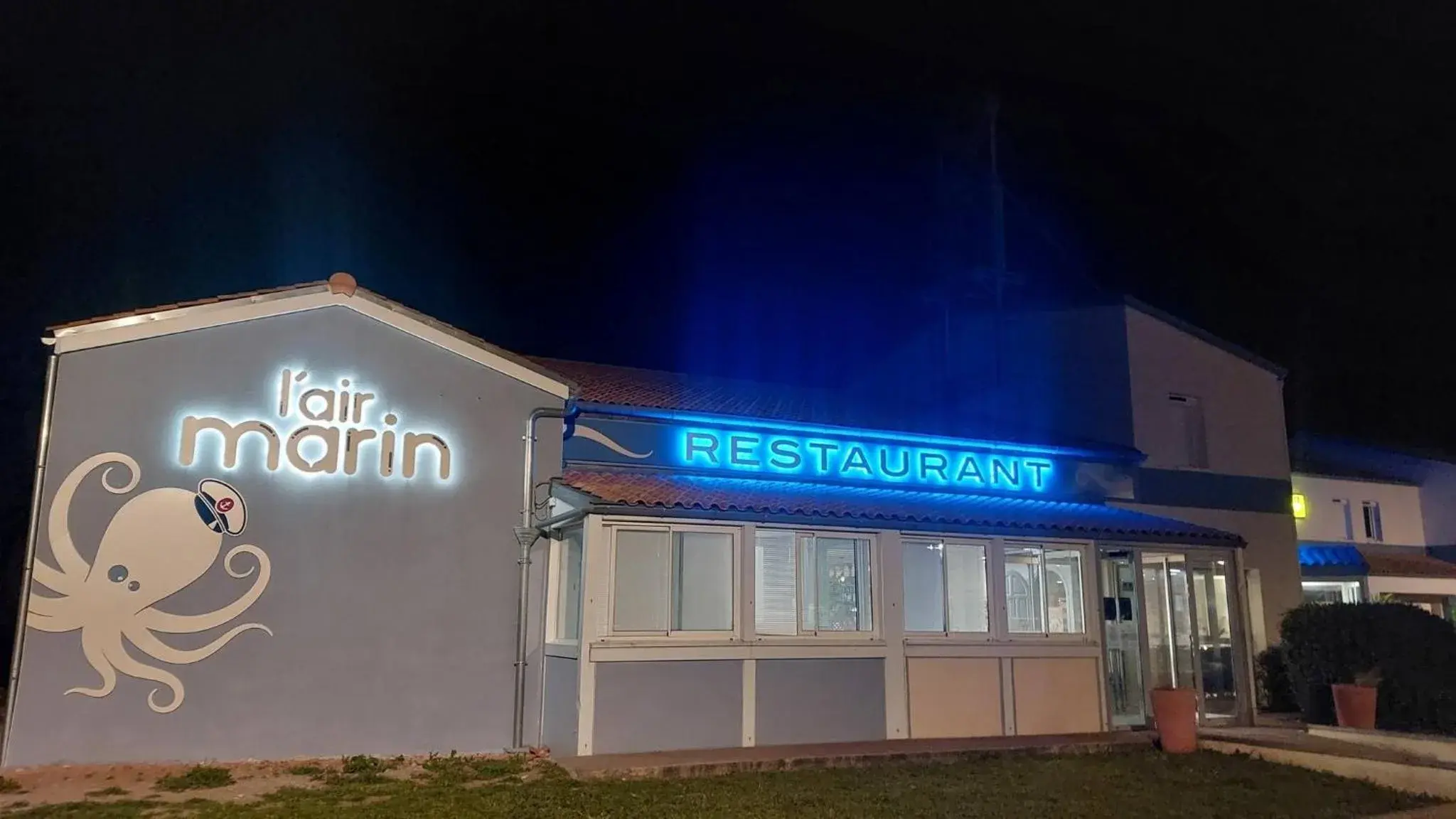 Property building in Logis Hôtel L'Air Marin Property building in Logis Hôtel L'Air Marin