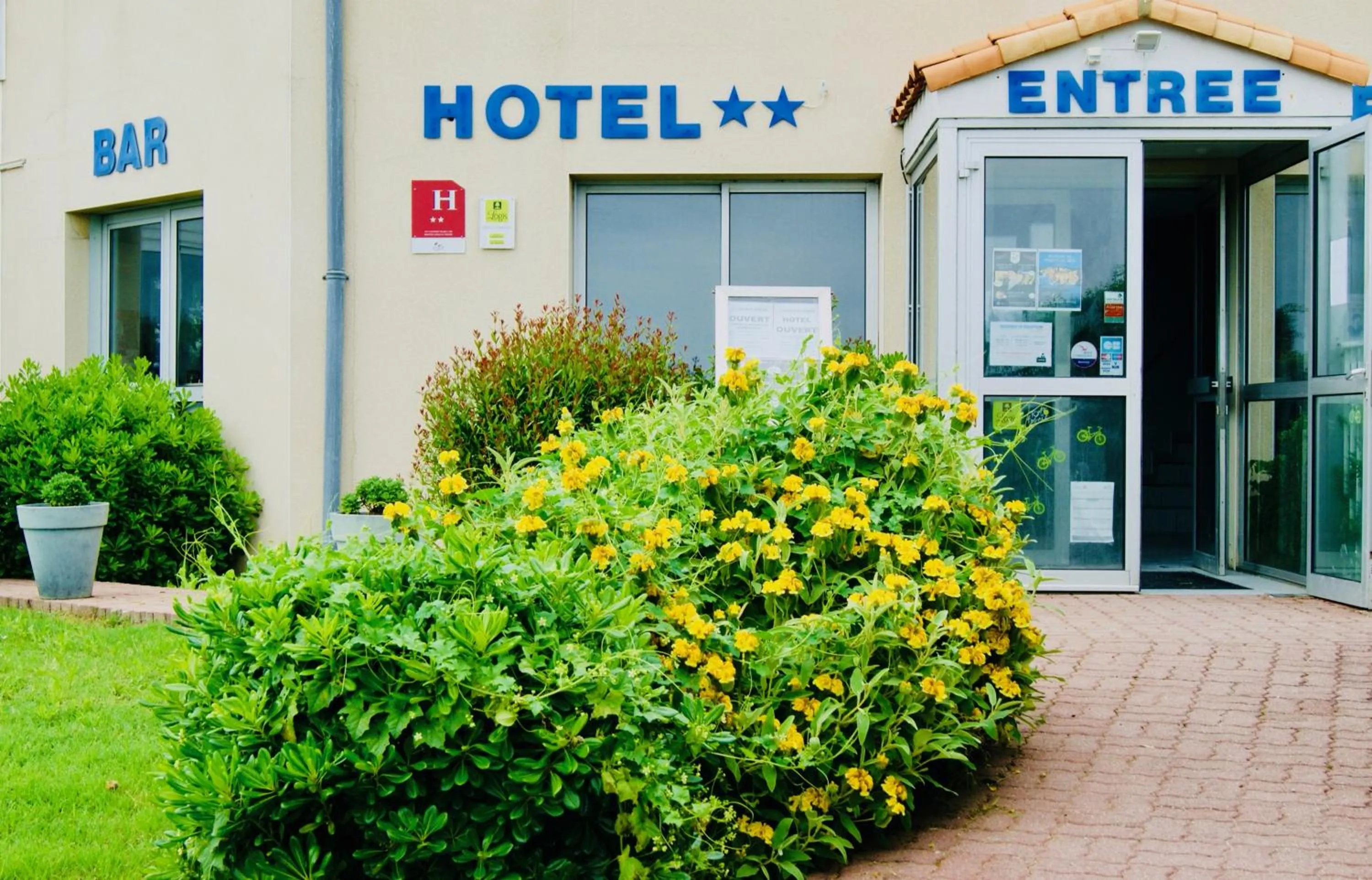 Facade/entrance in Logis Hôtel L'Air Marin