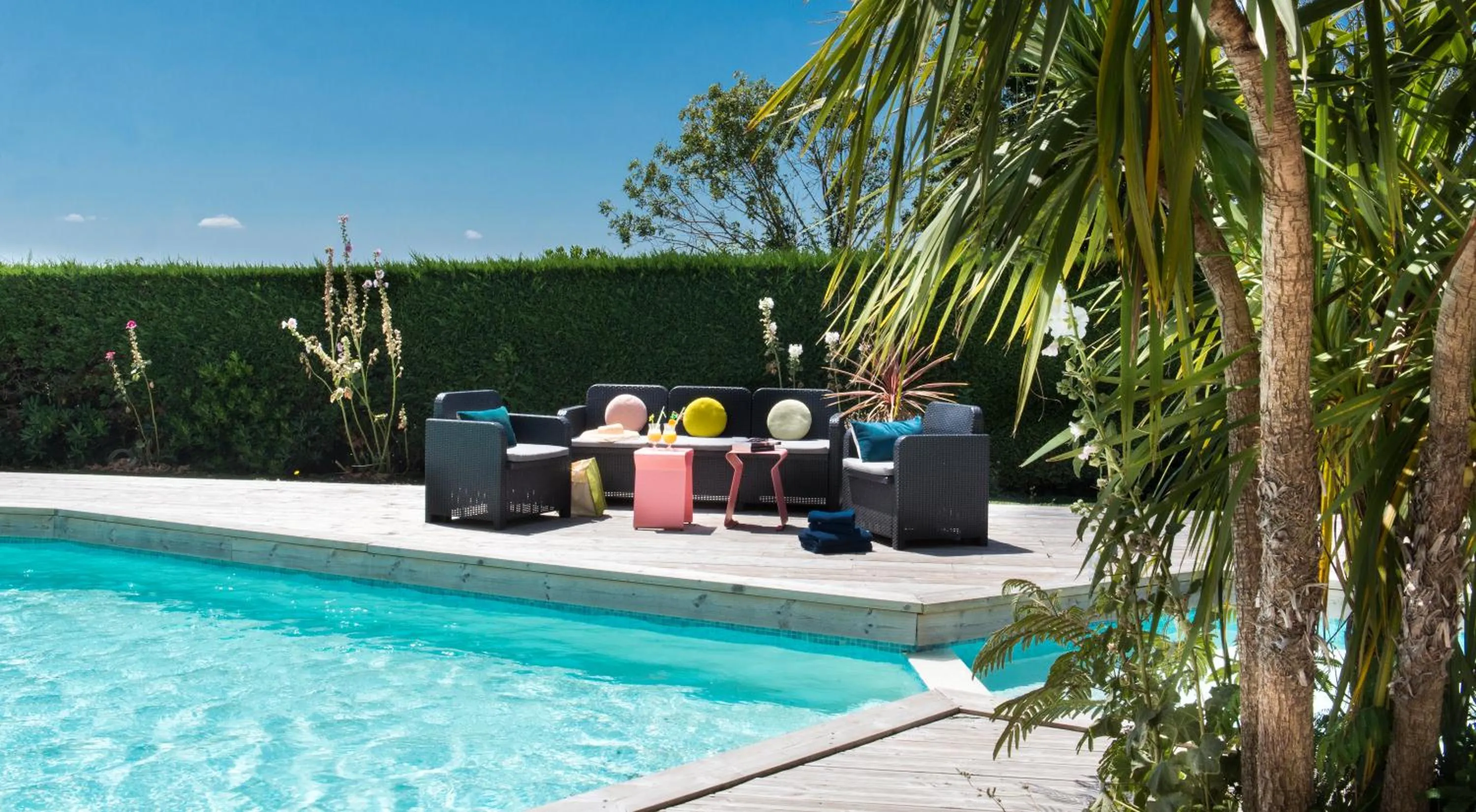 Swimming pool in Logis Hôtel L'Air Marin