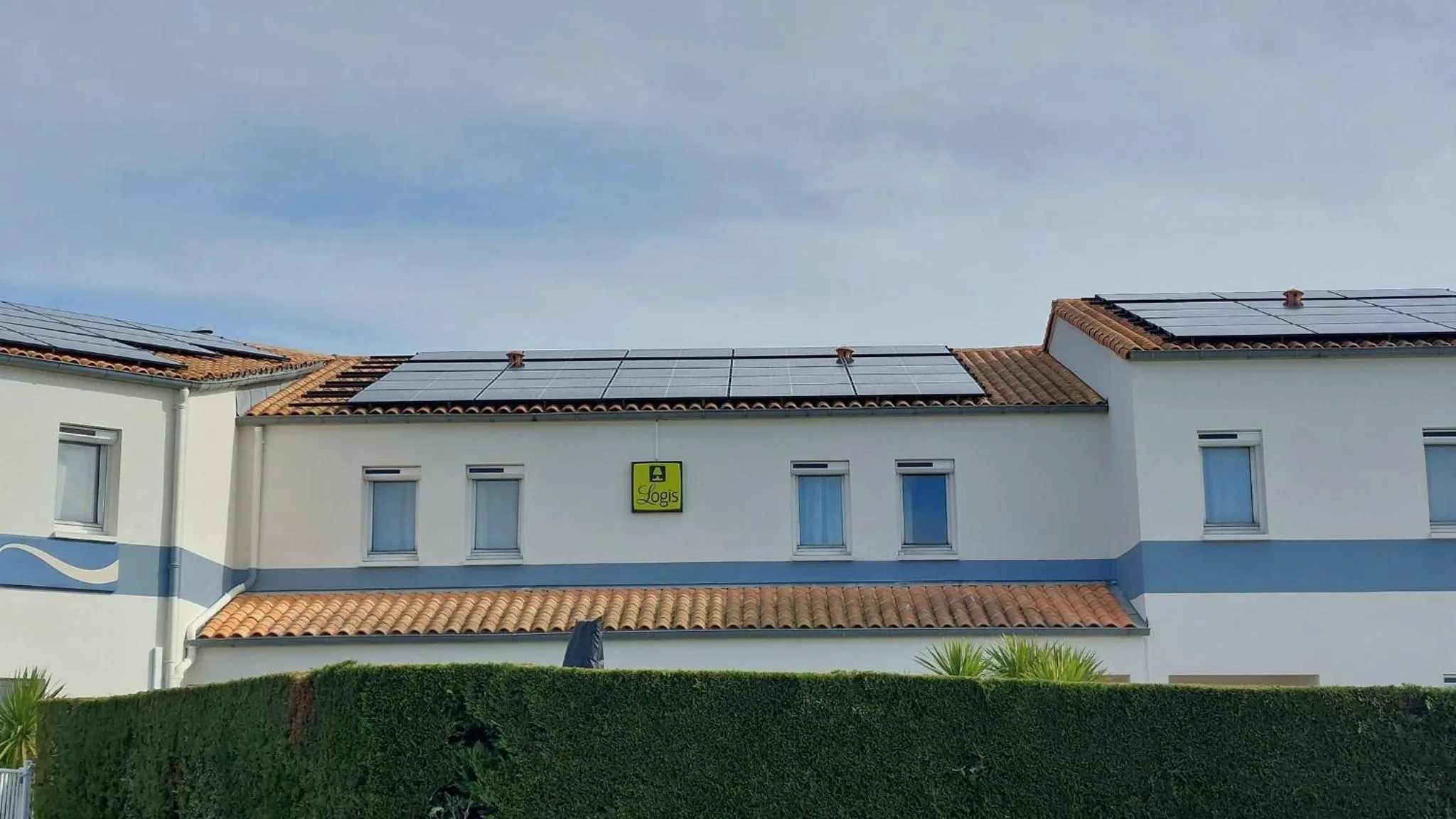 Facade/entrance in Logis Hôtel L'Air Marin