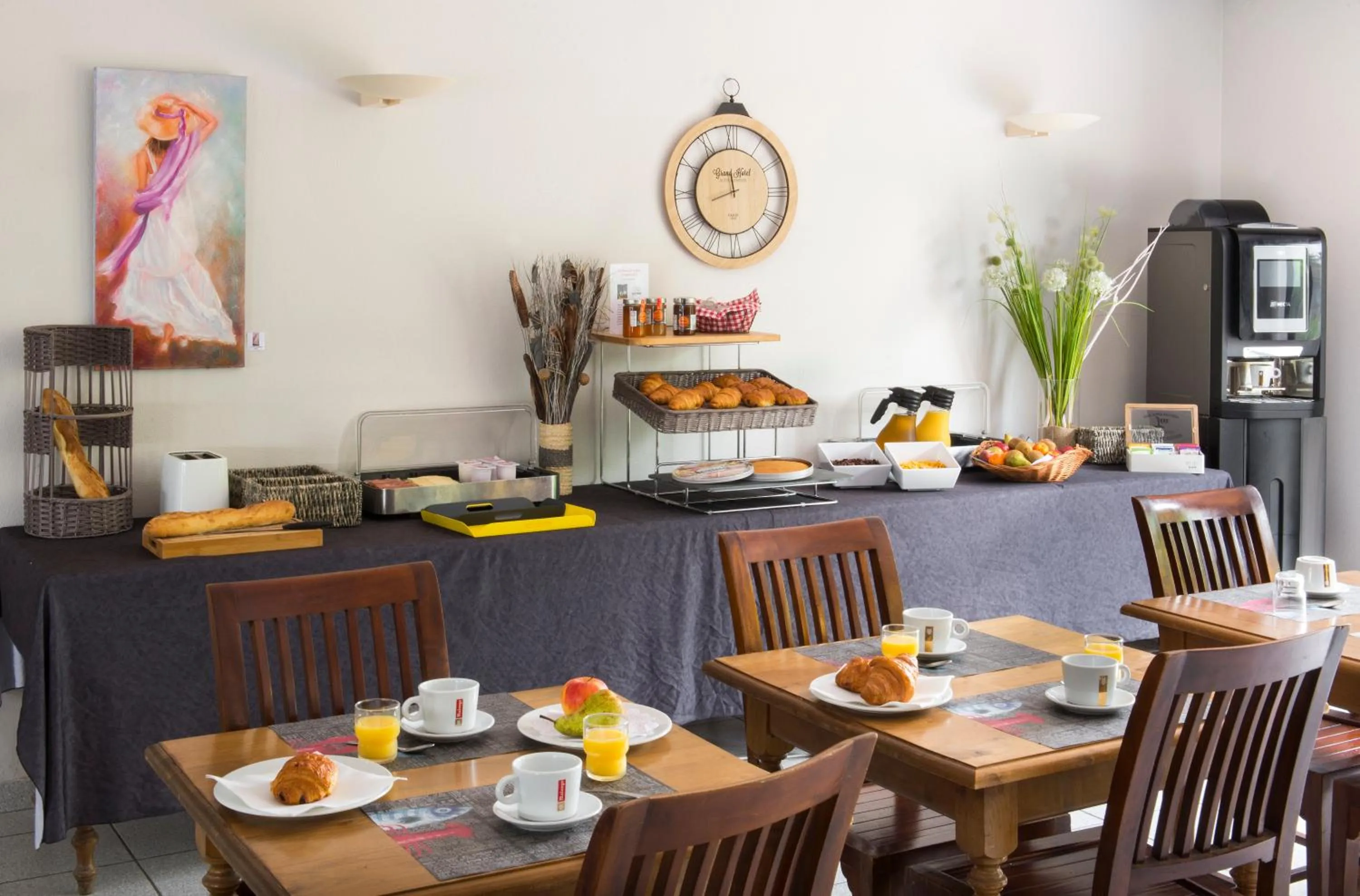 Buffet breakfast in Logis Hôtel L'Air Marin