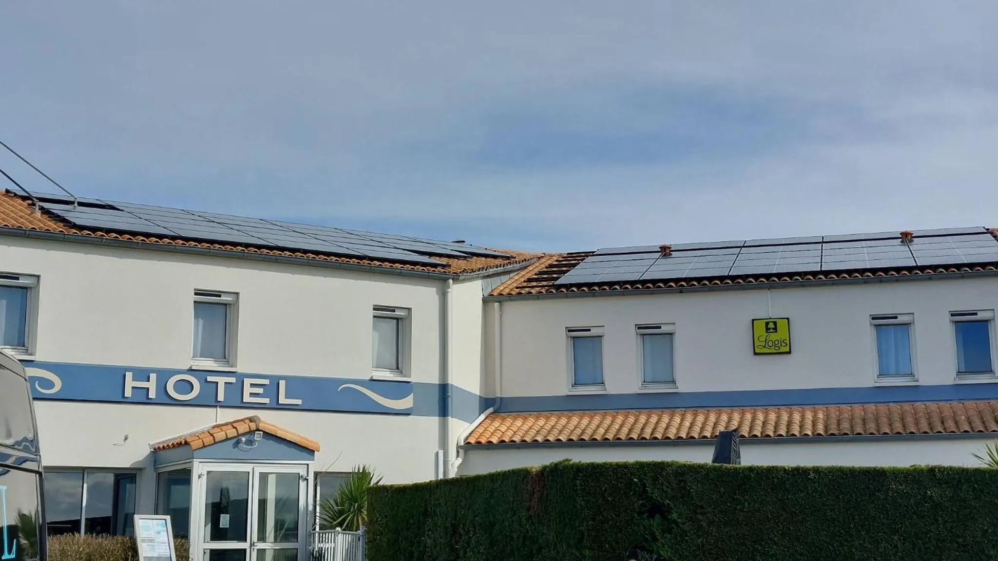 Facade/entrance in Logis Hôtel L'Air Marin