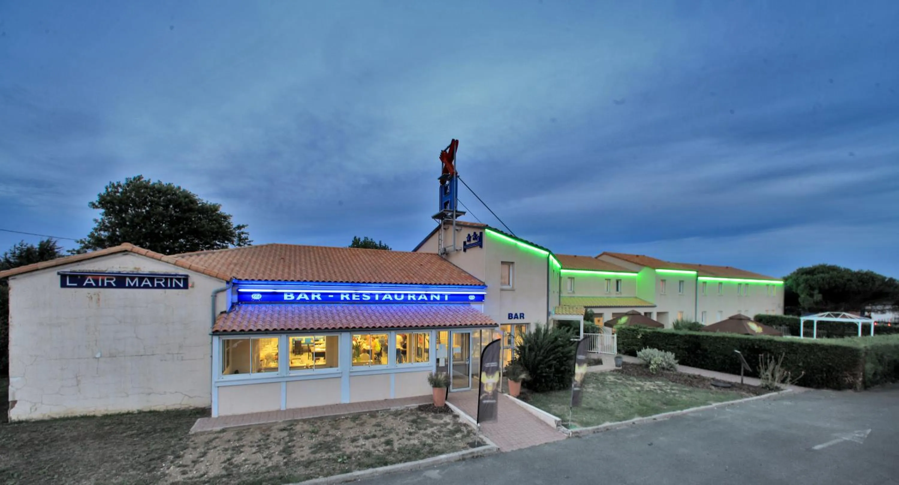 Facade/entrance in Logis Hôtel L'Air Marin