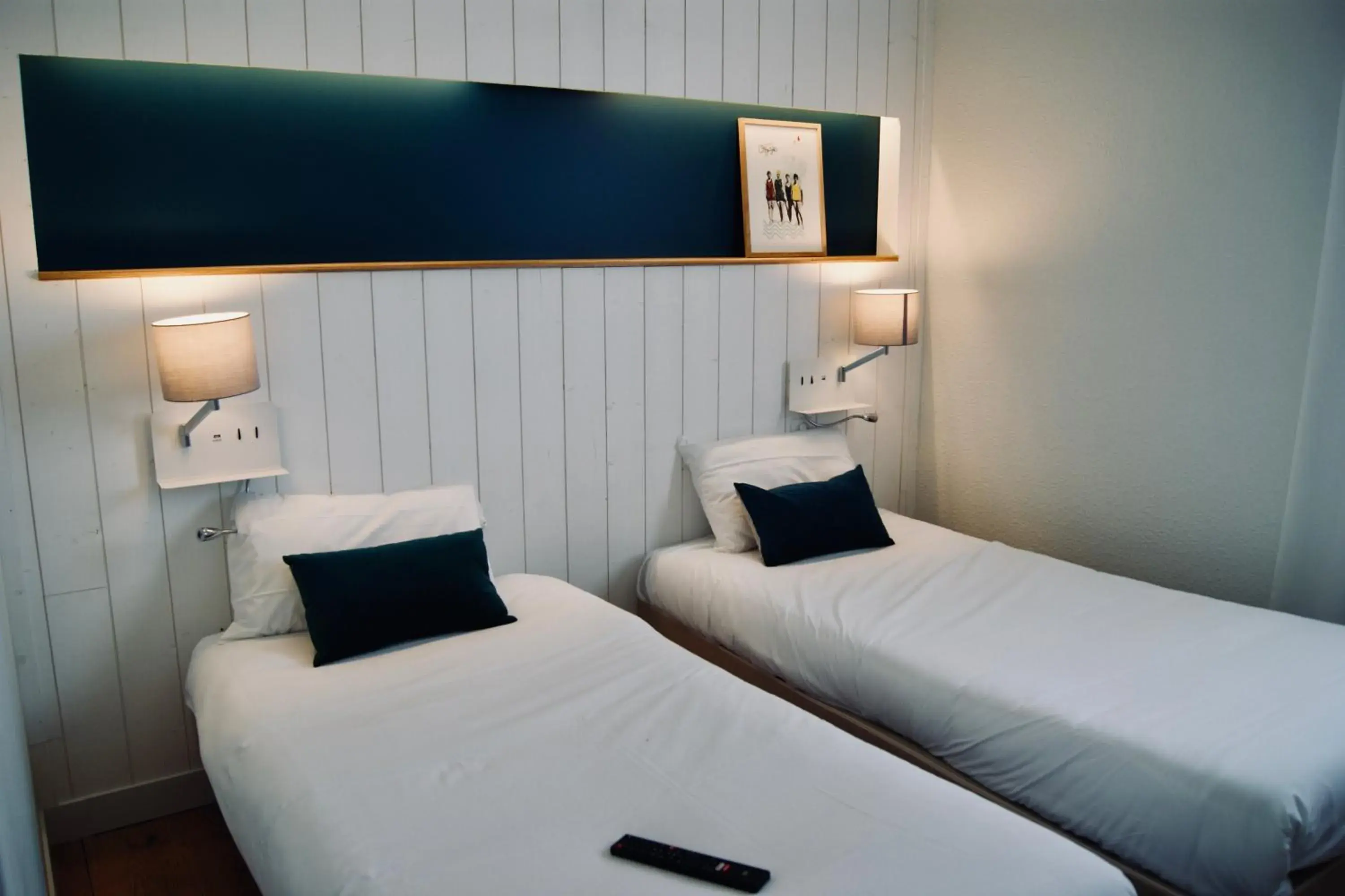 Bedroom, Bed in Logis Hôtel L'Air Marin Bedroom, Bed in Logis Hôtel L'Air Marin