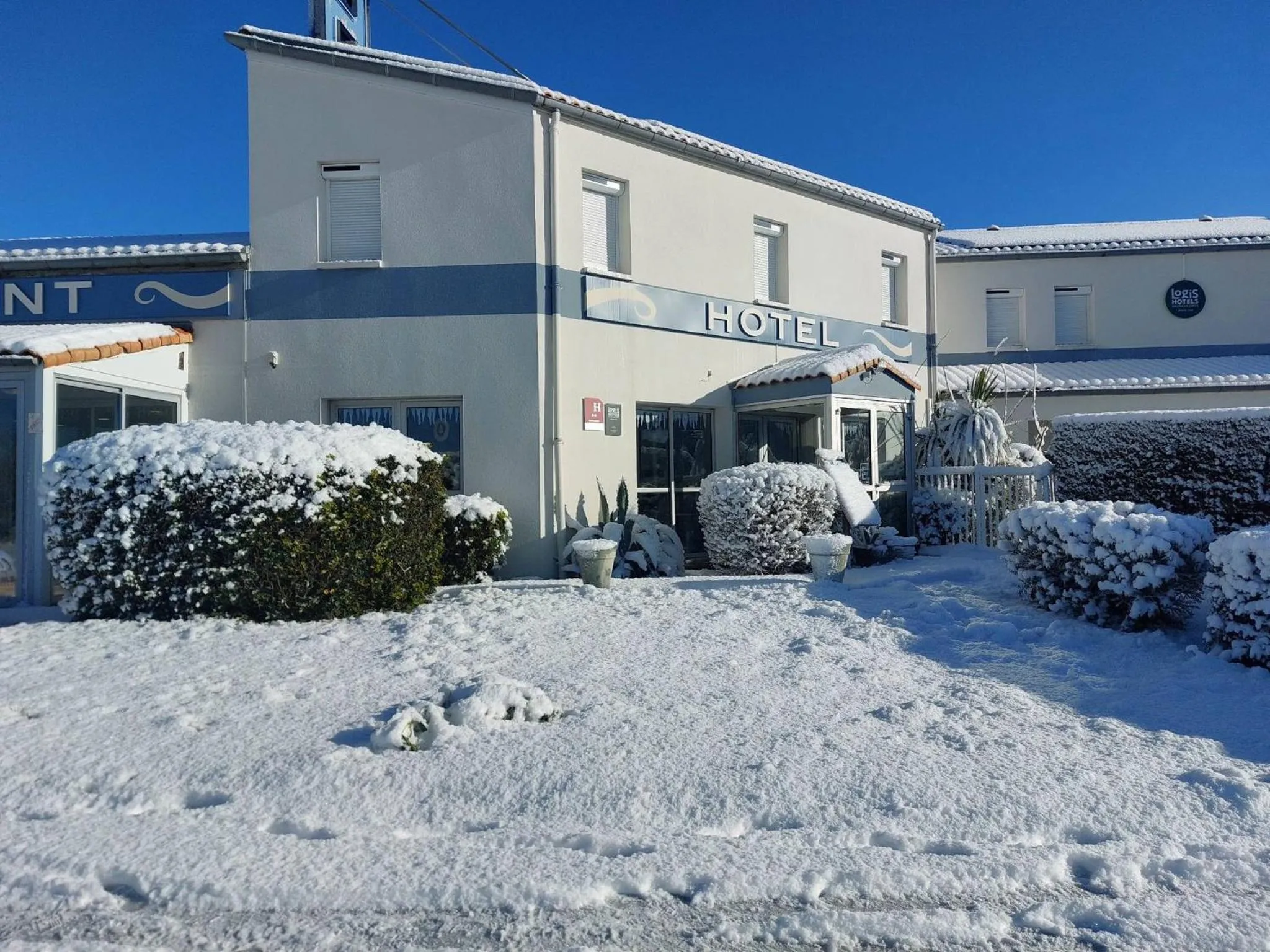 Facade/entrance in Logis Hôtel L'Air Marin
