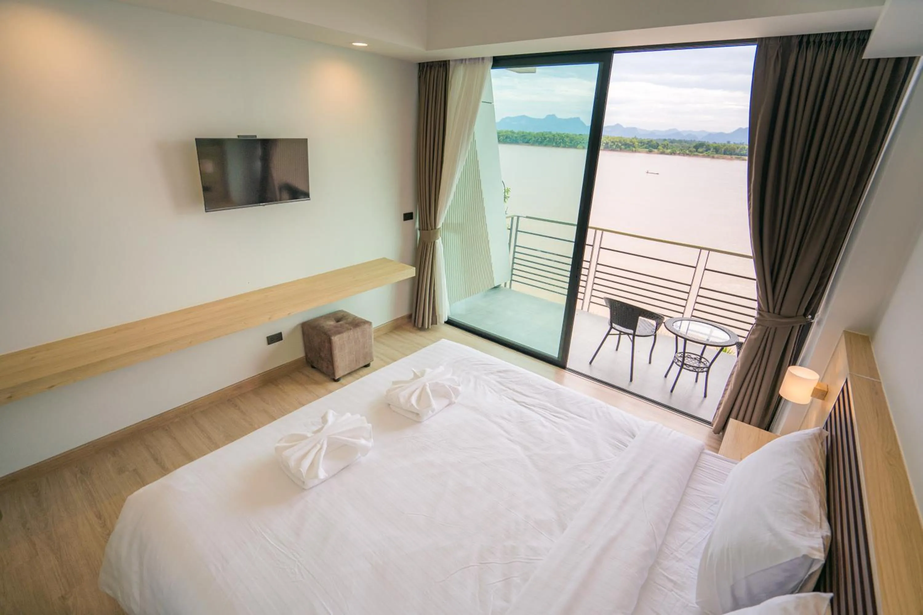 Bed in Mekong pano villa