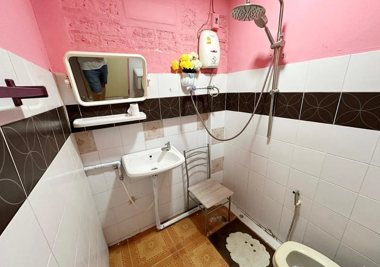 Shower in Sea View Jomtien Guest House