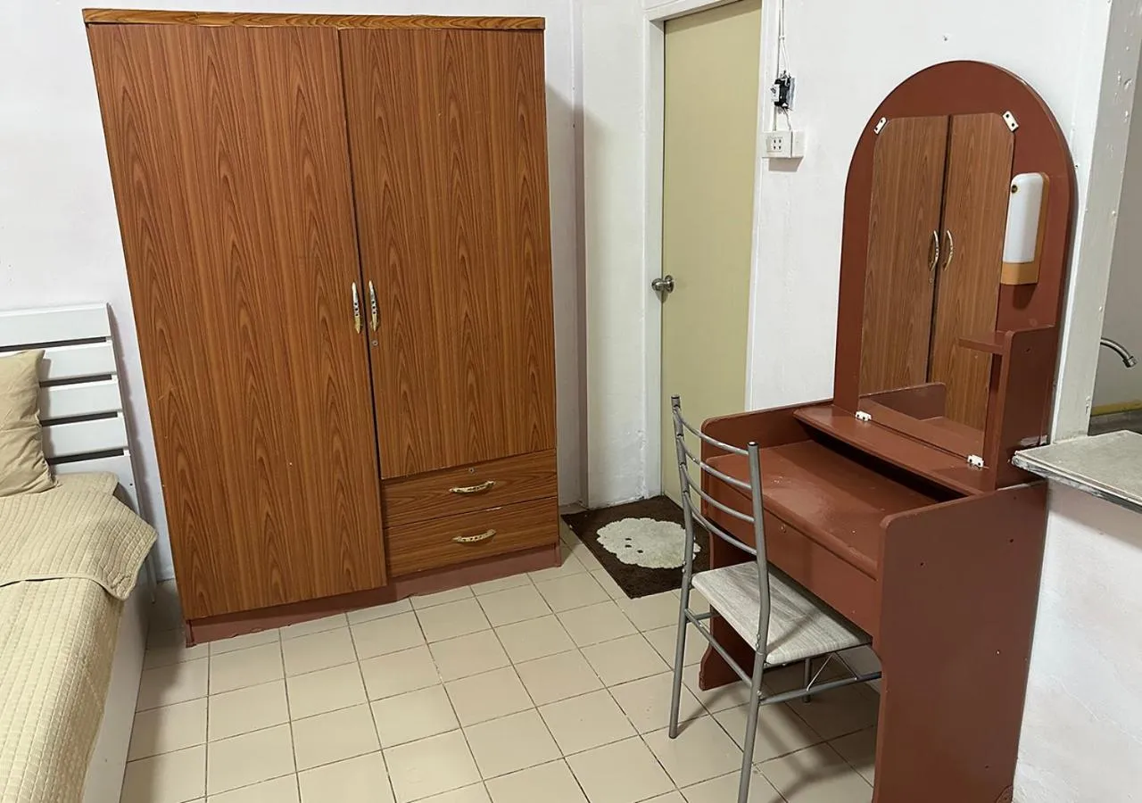 wardrobe in Sea View Jomtien Guest House