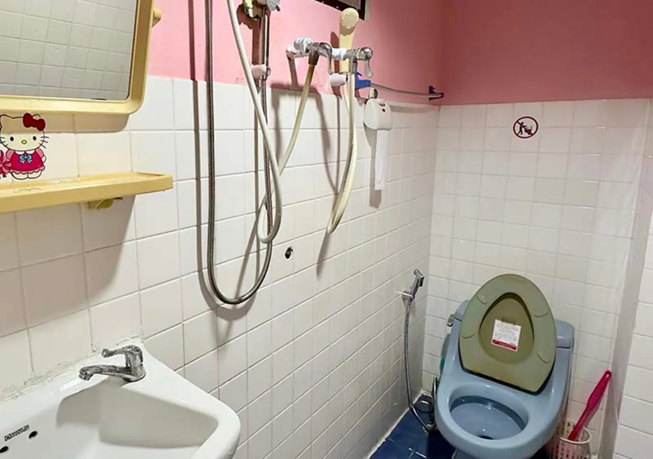 Shower in Sea View Jomtien Guest House